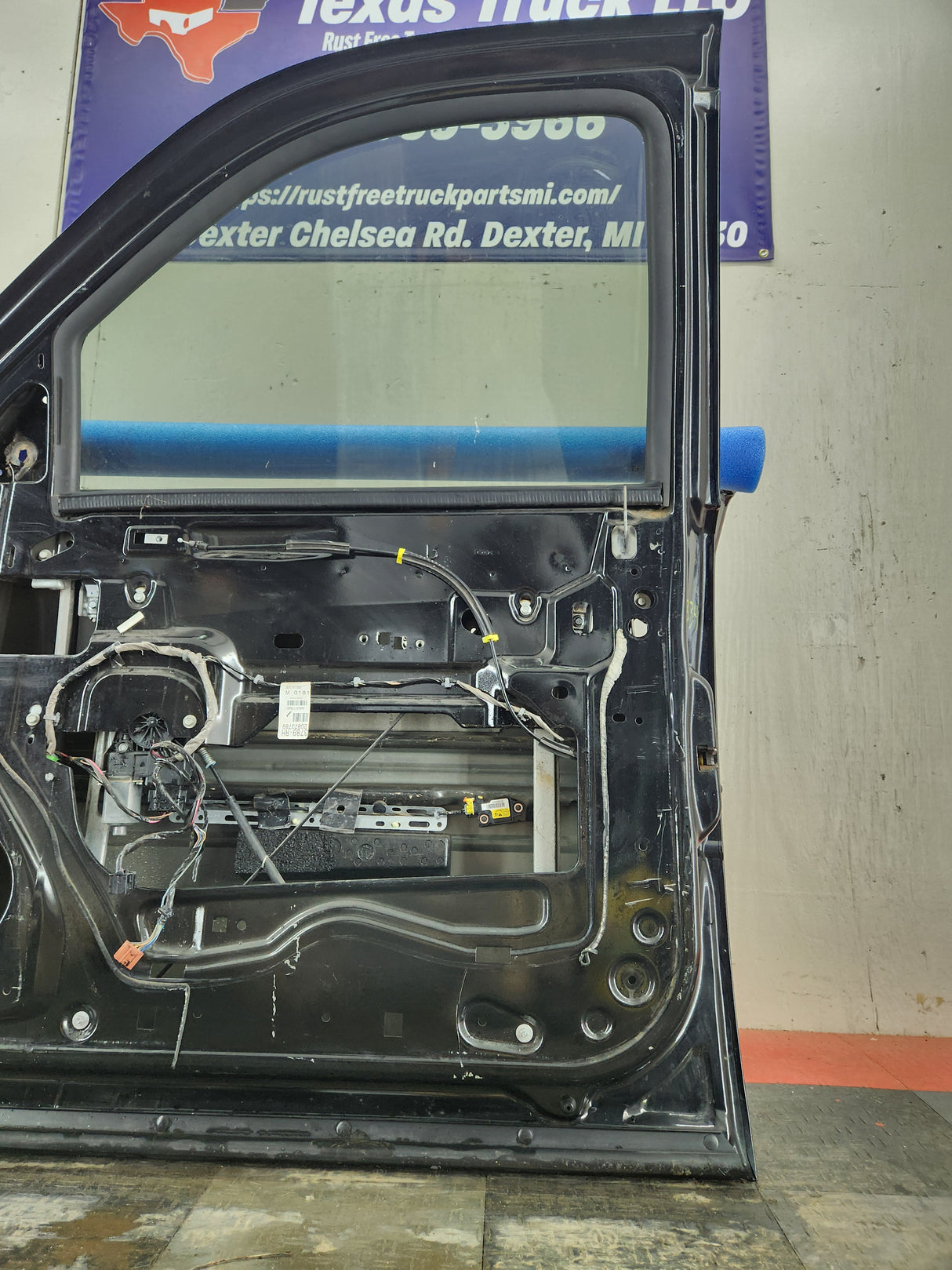 2007-2011 Cadillac Escalade RH Front Passenger Side Door