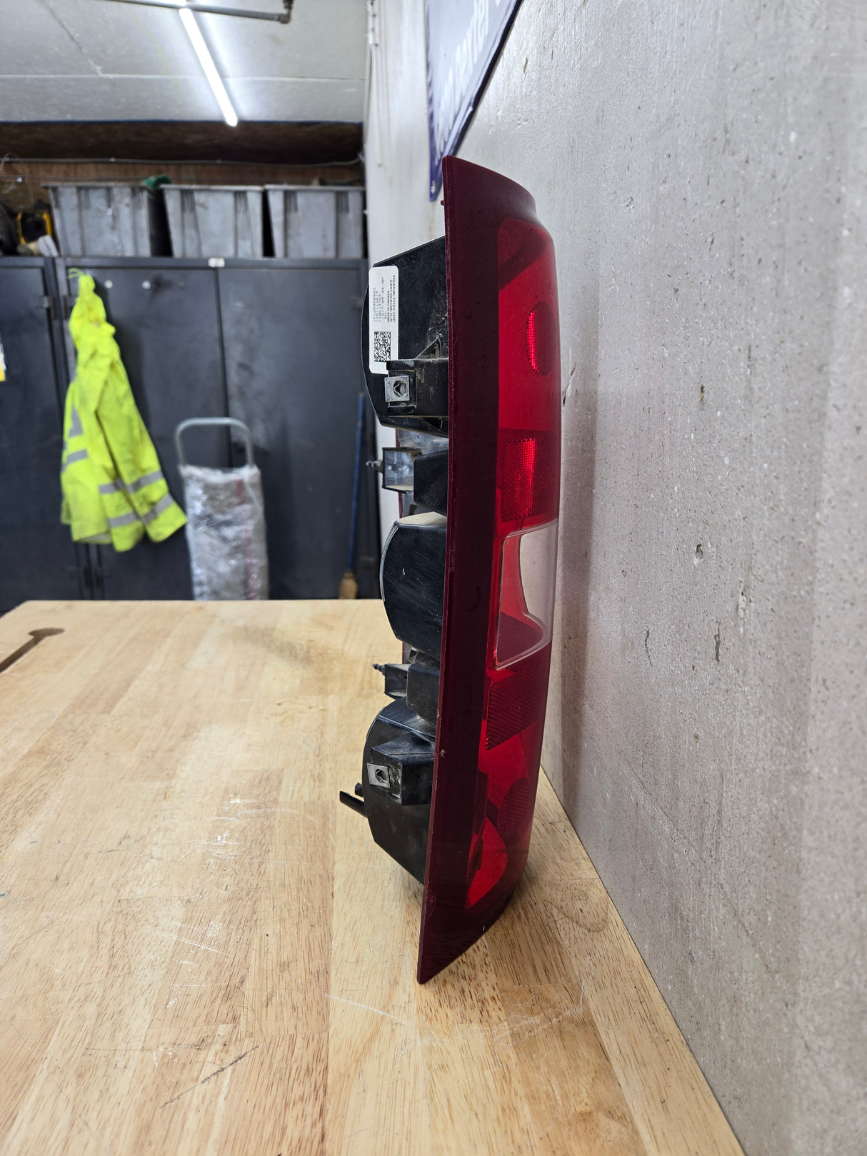 2007-2013 Chevrolet Silverado 1500 2500 3500 RH Passenger Side Tail Light