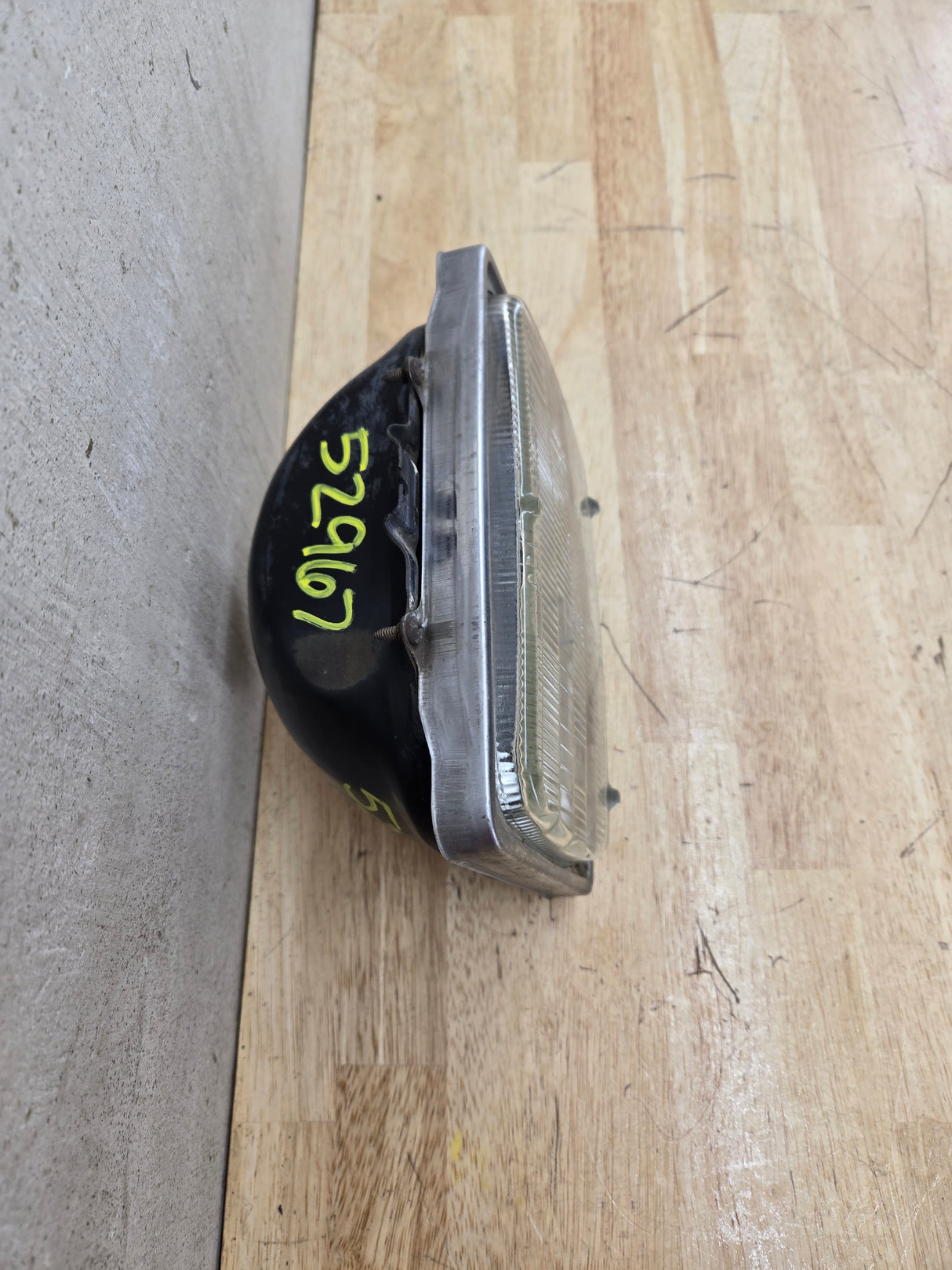 2005-2010 Ford Super Duty F250 F350 F450 F550 LH Driver Side Sealed Beam Halogen Headlight Bucket 828495