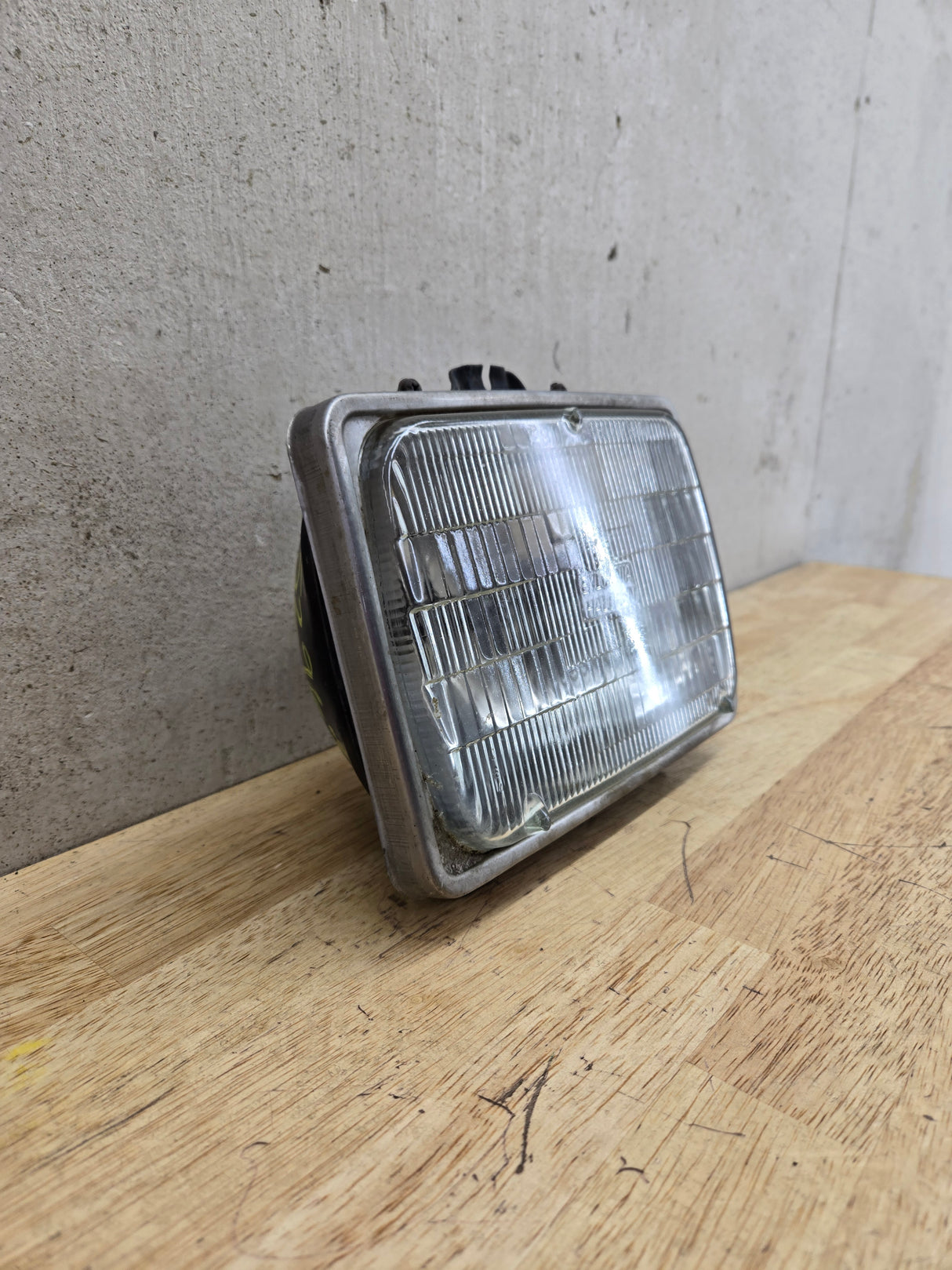 2005-2010 Ford Super Duty F250 F350 F450 F550 LH Driver Side Sealed Beam Halogen Headlight Bucket 828495