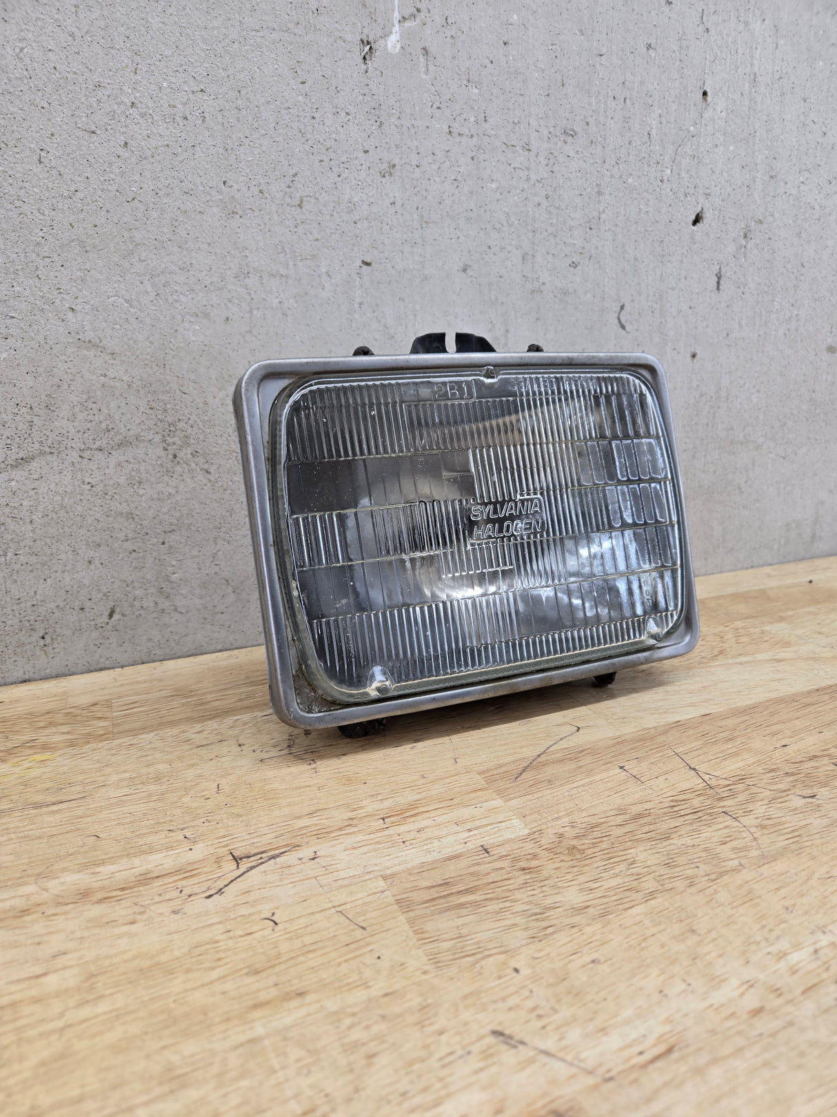 2005-2010 Ford Super Duty F250 F350 F450 F550 LH Driver Side Sealed Beam Halogen Headlight Bucket 828495