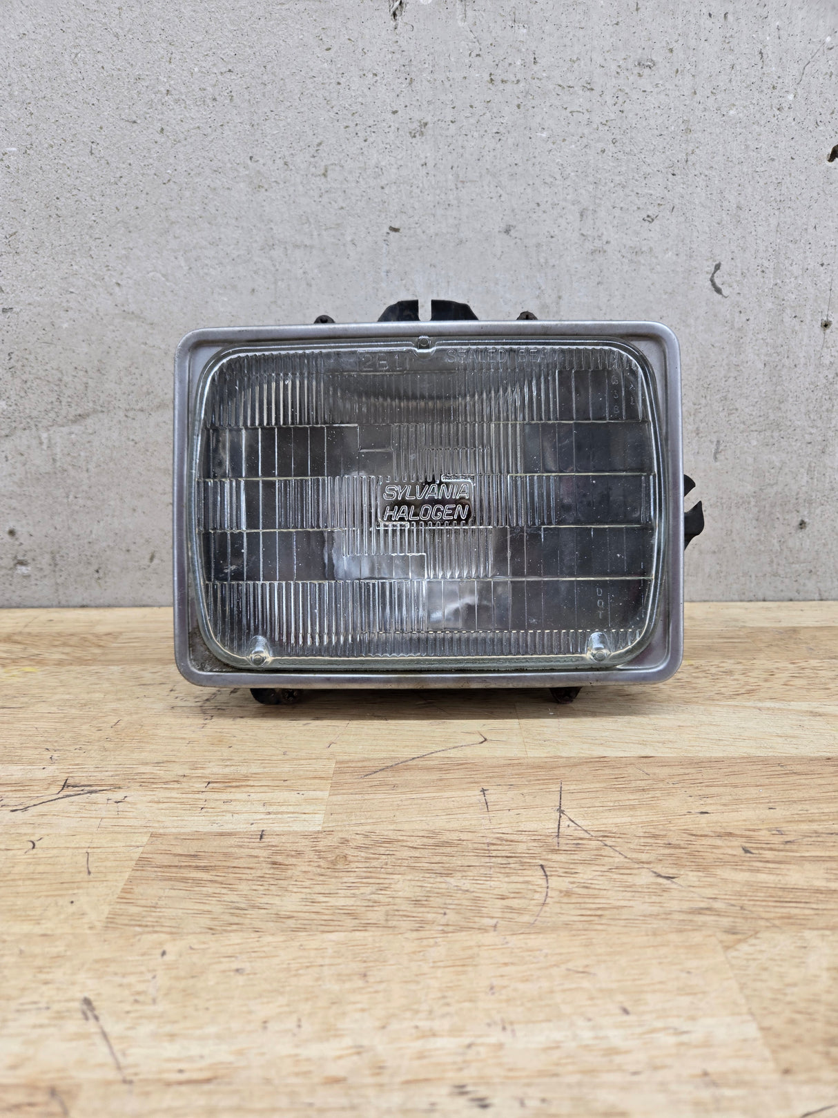 2005-2010 Ford Super Duty F250 F350 F450 F550 LH Driver Side Sealed Beam Halogen Headlight Bucket 828495