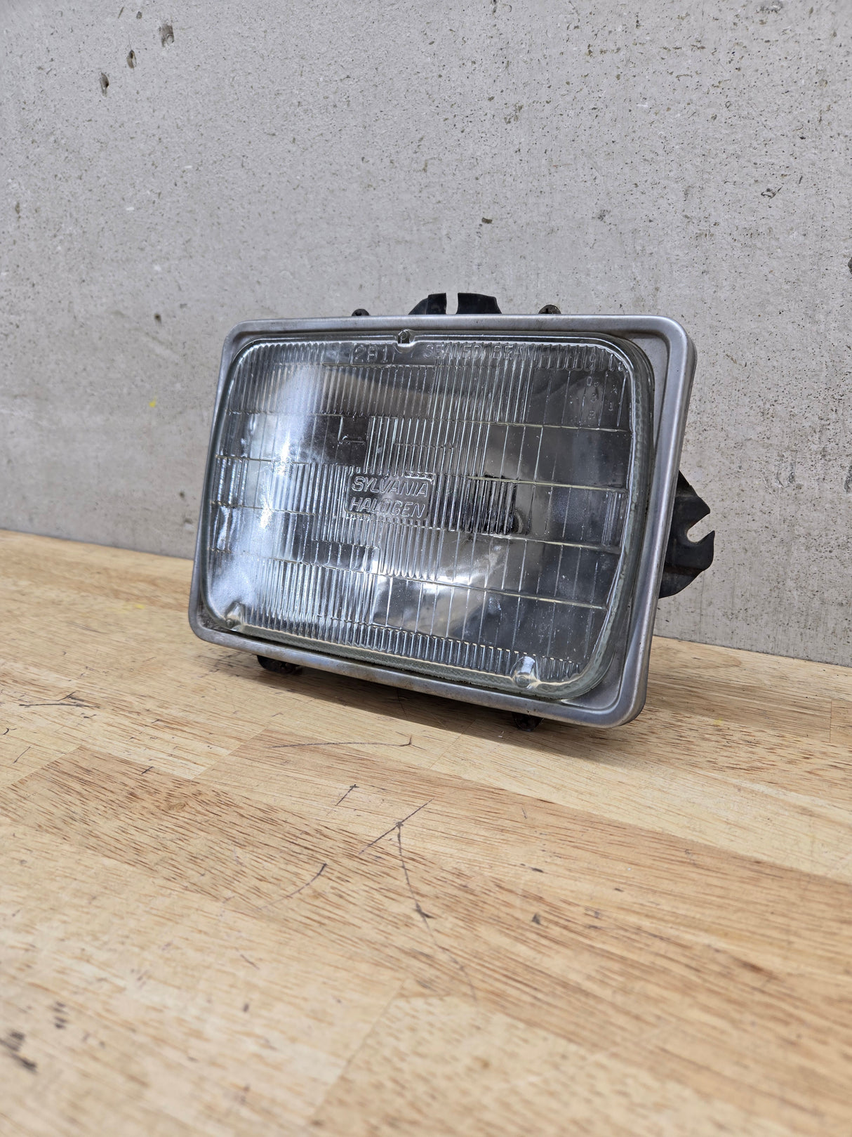 2005-2010 Ford Super Duty F250 F350 F450 F550 LH Driver Side Sealed Beam Halogen Headlight Bucket 828495