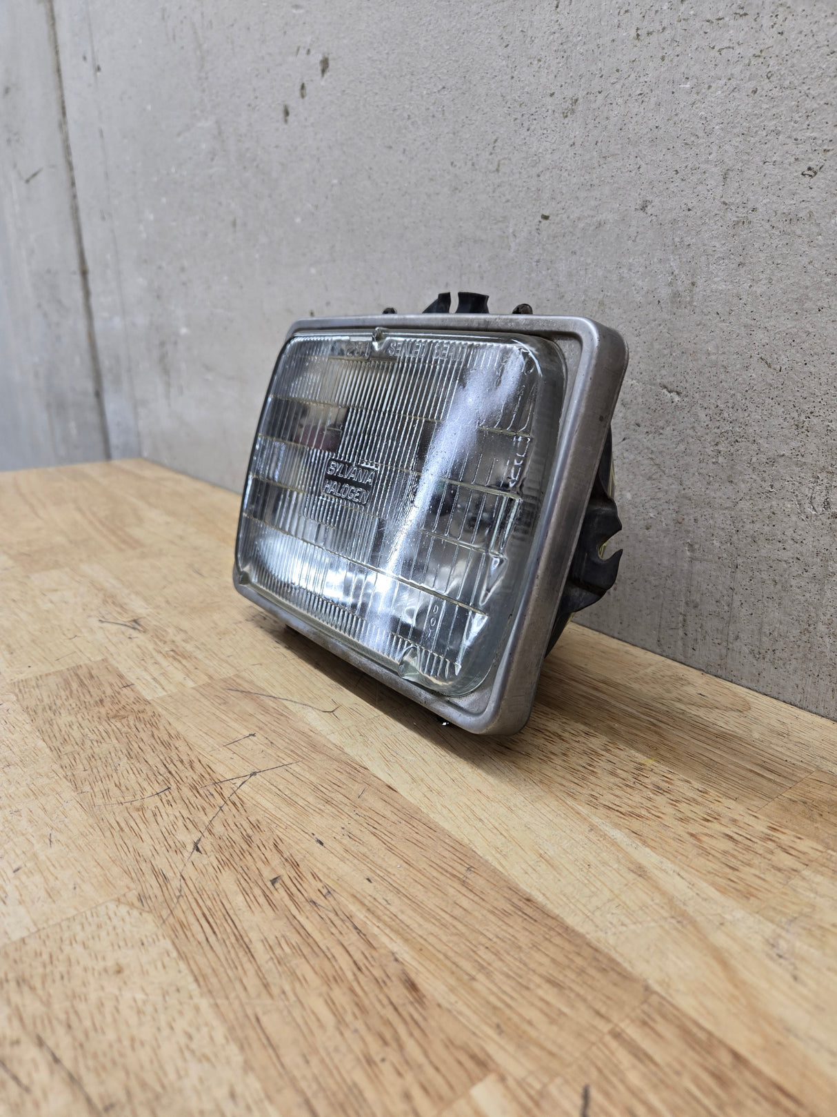 2005-2010 Ford Super Duty F250 F350 F450 F550 LH Driver Side Sealed Beam Halogen Headlight Bucket 828495