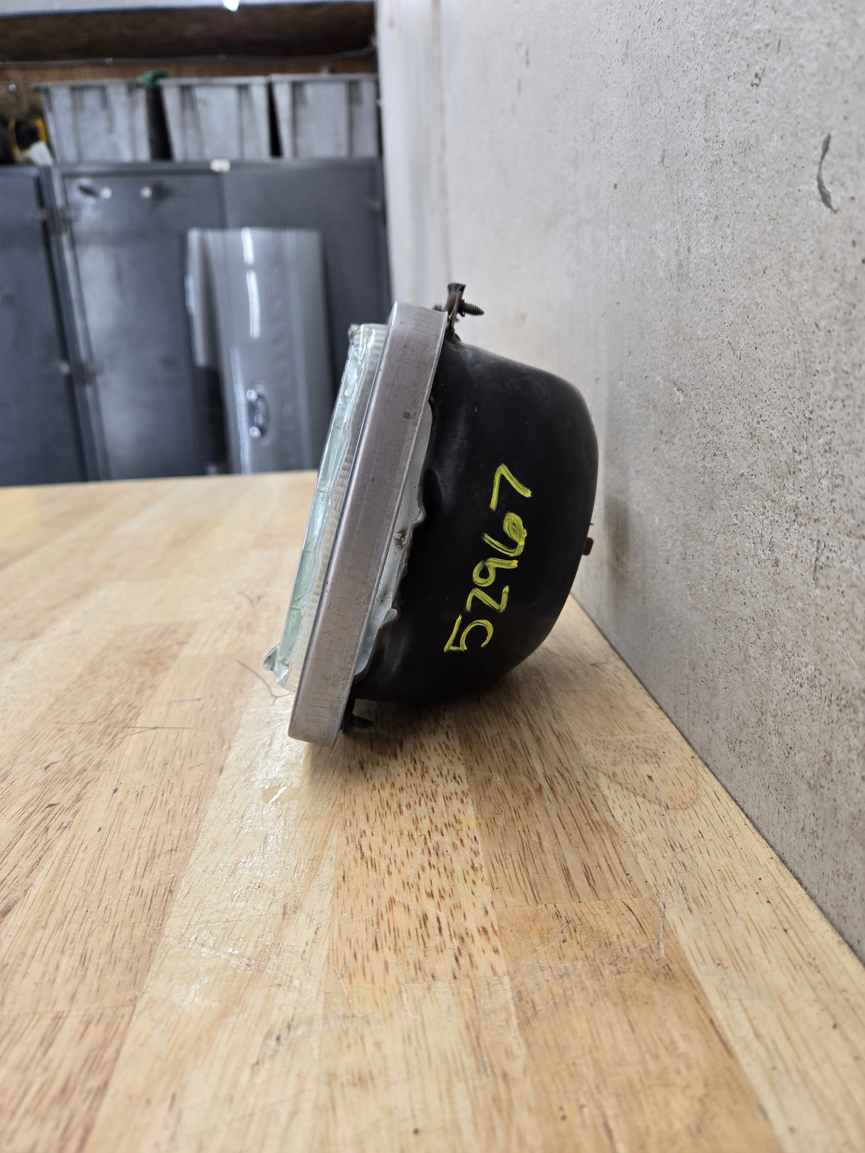 2005-2010 Ford Super Duty F250 F350 F450 F550 LH Driver Side Sealed Beam Halogen Headlight Bucket 828495