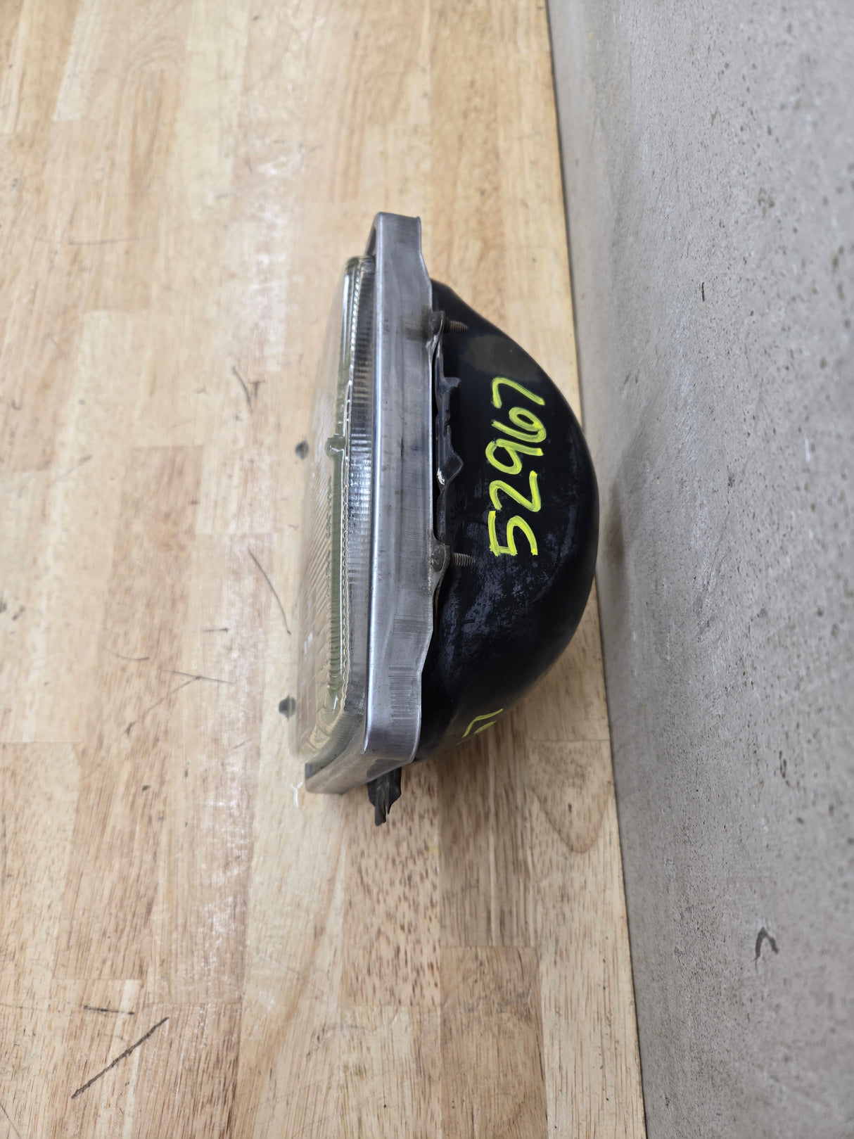 2005-2010 Ford Super Duty F250 F350 F450 F550 LH Driver Side Sealed Beam Halogen Headlight Bucket 828495