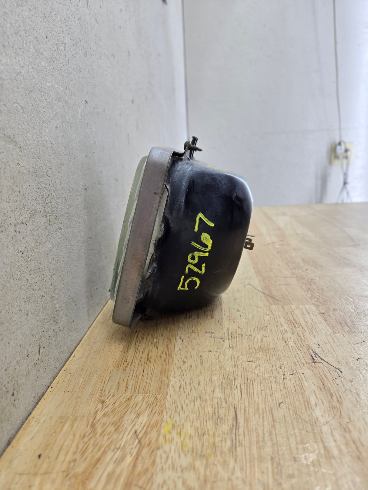 2005-2010 Ford Super Duty F250 F350 F450 F550 LH Driver Side Sealed Beam Halogen Headlight Bucket 828495