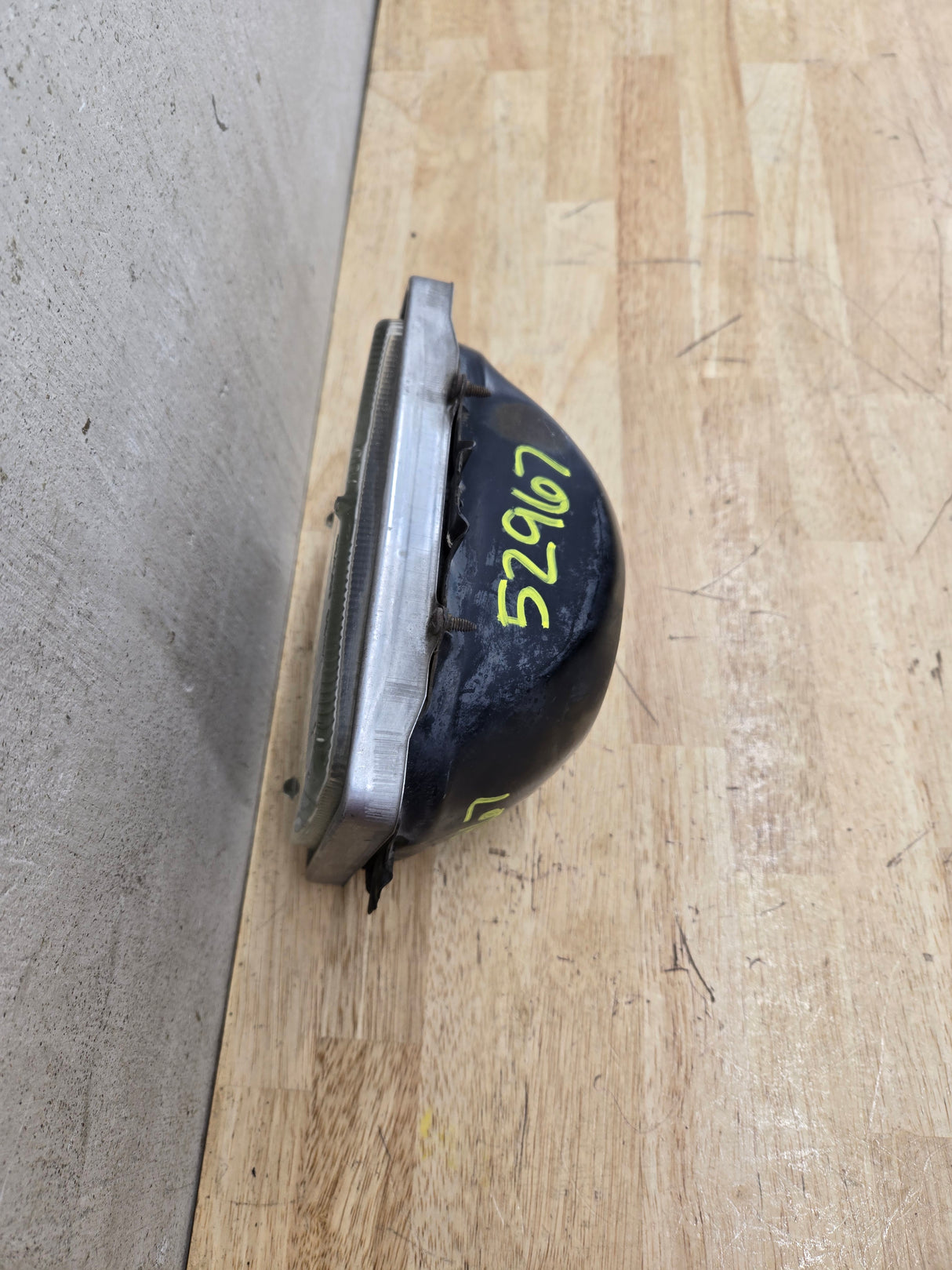 2005-2010 Ford Super Duty F250 F350 F450 F550 LH Driver Side Sealed Beam Halogen Headlight Bucket 828495