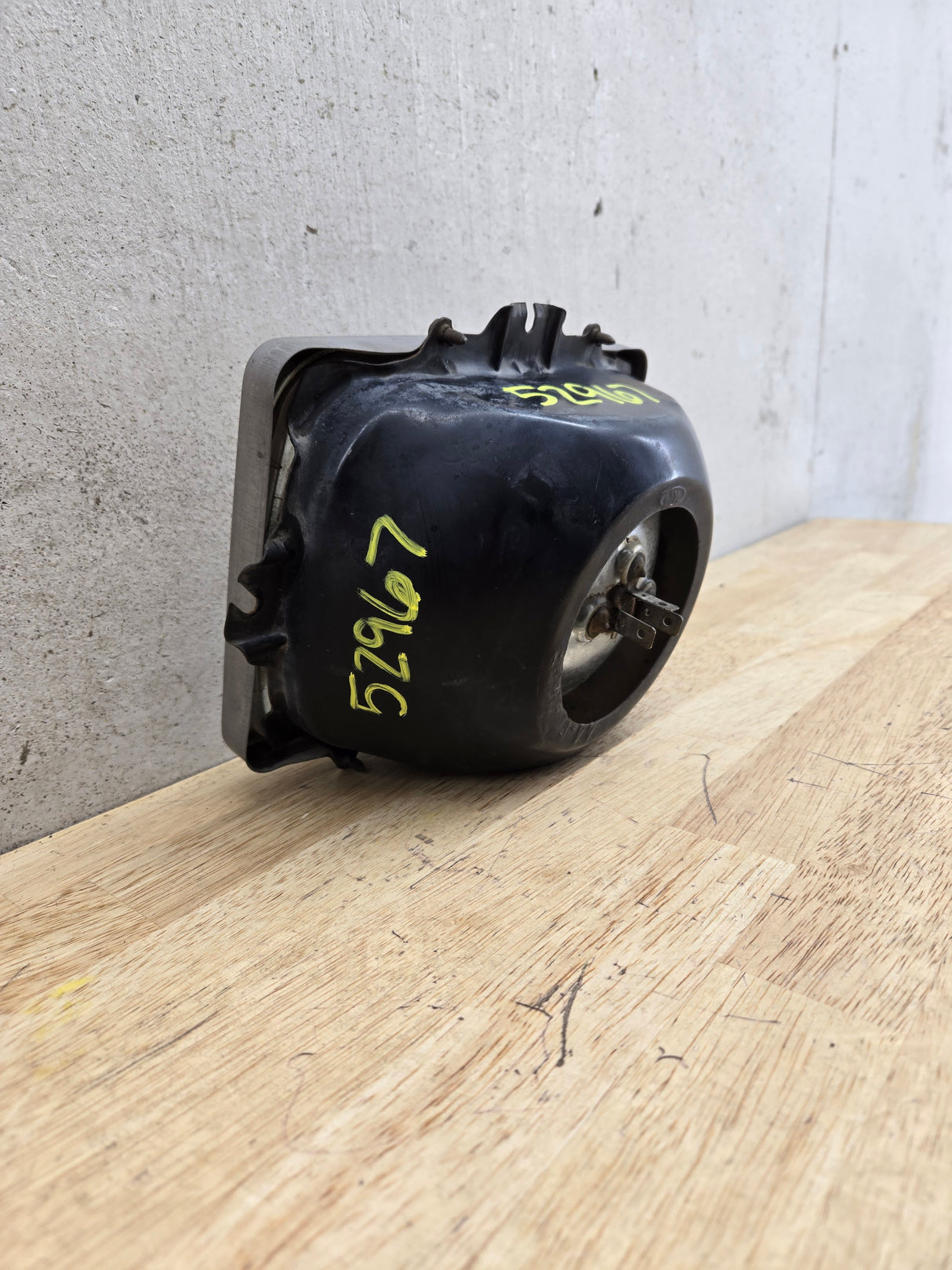 2005-2010 Ford Super Duty F250 F350 F450 F550 LH Driver Side Sealed Beam Halogen Headlight Bucket 828495