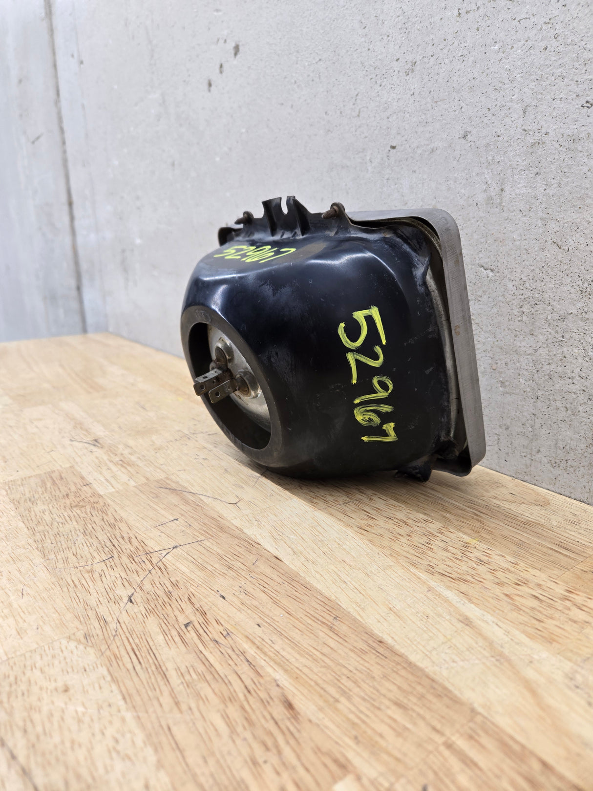 2005-2010 Ford Super Duty F250 F350 F450 F550 LH Driver Side Sealed Beam Halogen Headlight Bucket 828495