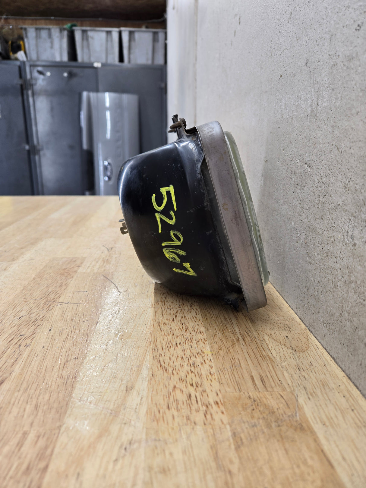 2005-2010 Ford Super Duty F250 F350 F450 F550 LH Driver Side Sealed Beam Halogen Headlight Bucket 828495