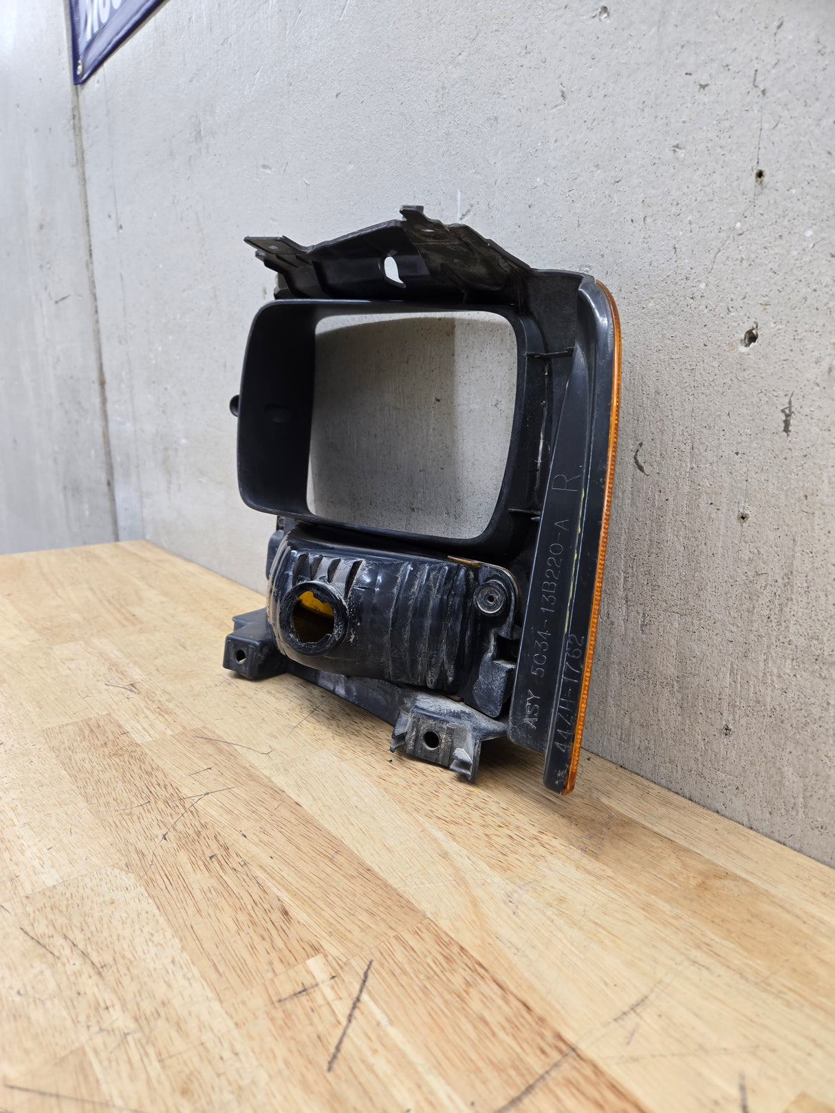 2005-2007 Ford Super Duty F250 F350 F450 F550 RH Right Passenger Headlight Bezel Park Lamp Signal Corner Light 5C34-13B220-A