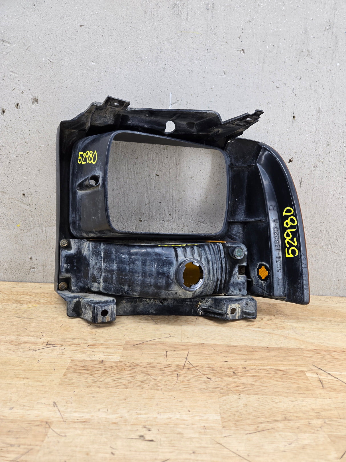 2005-2007 Ford Super Duty F250 F350 F450 F550 RH Right Passenger Headlight Bezel Park Lamp Signal Corner Light 5C34-13B220-A