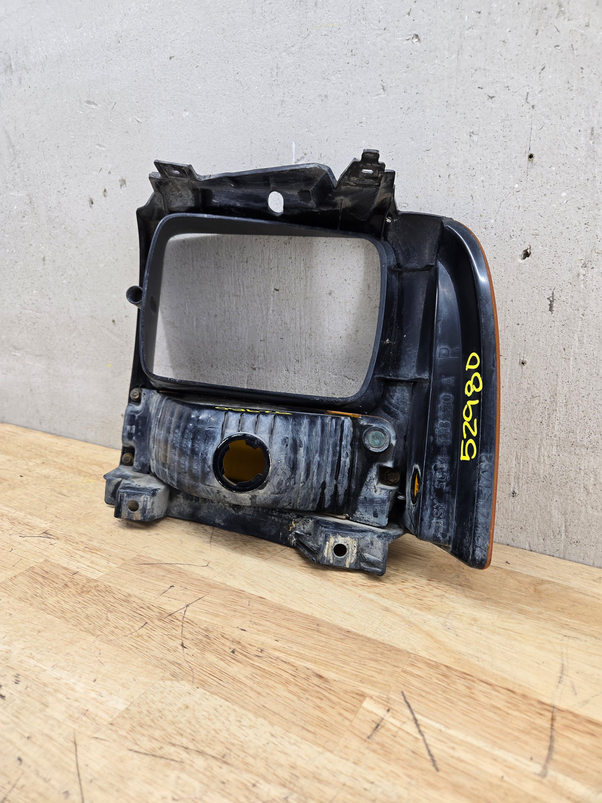 2005-2007 Ford Super Duty F250 F350 F450 F550 RH Right Passenger Headlight Bezel Park Lamp Signal Corner Light 5C34-13B220-A