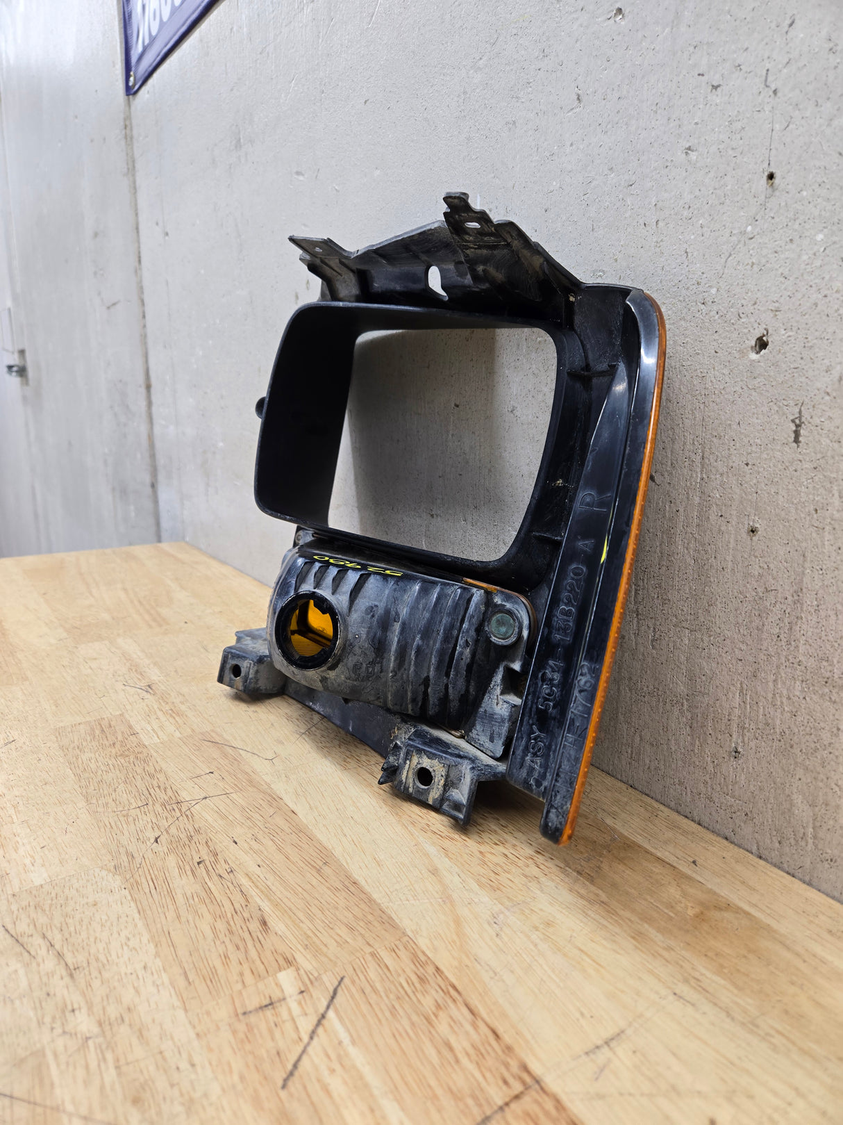 2005-2007 Ford Super Duty F250 F350 F450 F550 RH Right Passenger Headlight Bezel Park Lamp Signal Corner Light 5C34-13B220-A