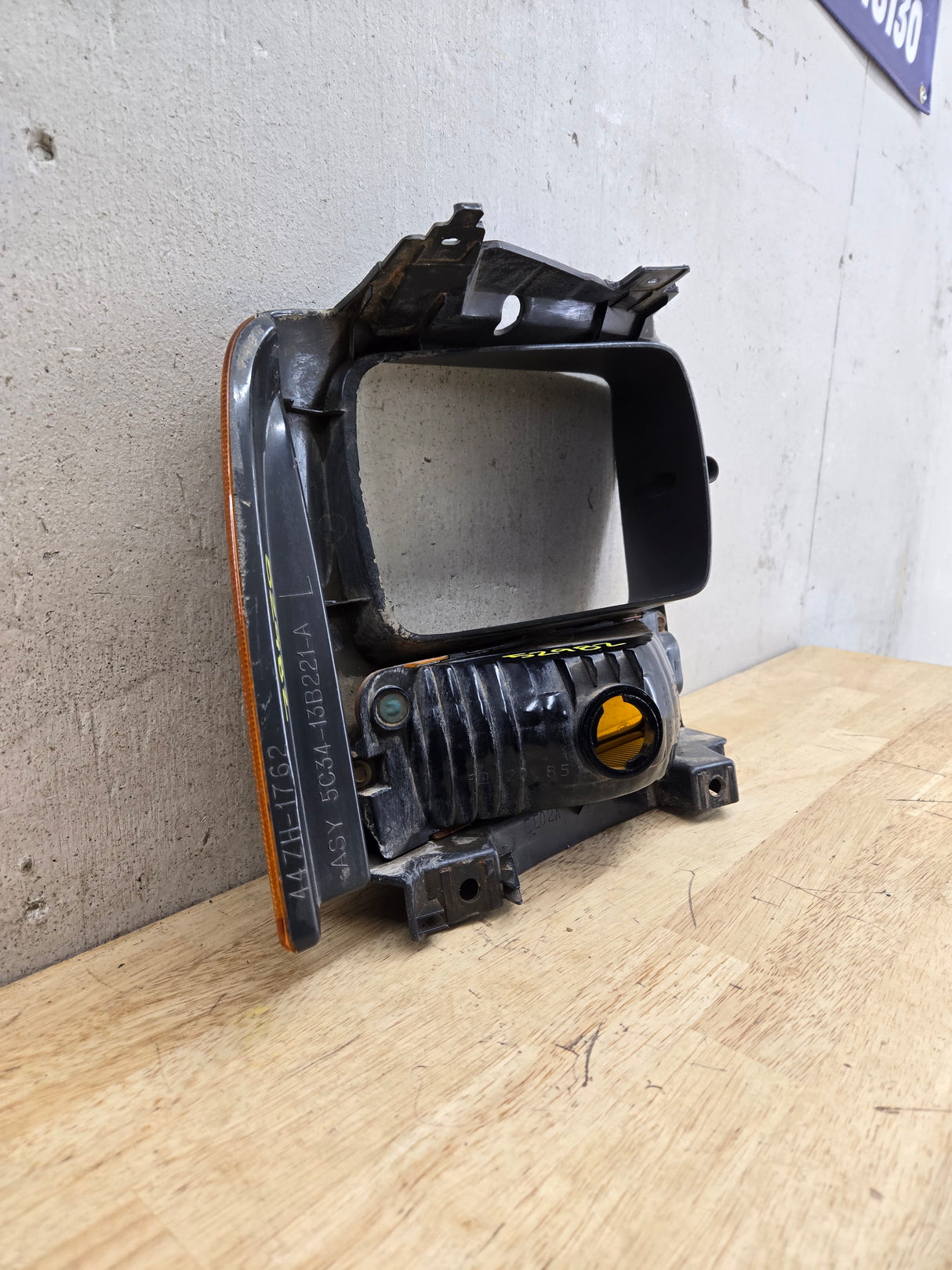2005-2007 Ford Super Duty F250 F350 F450 F550 LH Left Driver Side Headlight Bezel Park Lamp Signal Corner Light 5C34-13B221-A
