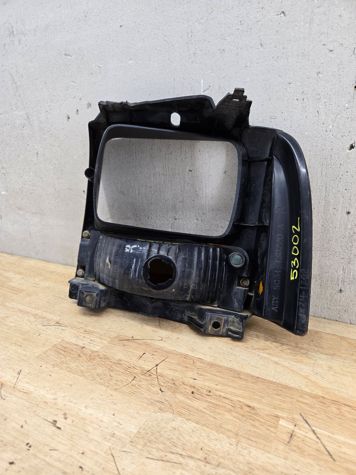 2005-2007 Ford Super Duty F250 F350 F450 F550 RH Right Passenger Headlight Bezel Park Lamp Signal Corner Light 5C34-13B220-A