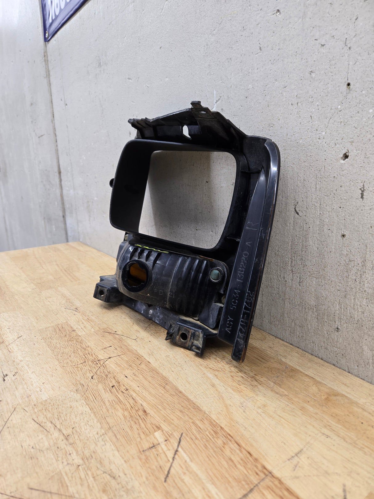 2005-2007 Ford Super Duty F250 F350 F450 F550 RH Right Passenger Headlight Bezel Park Lamp Signal Corner Light 5C34-13B220-A