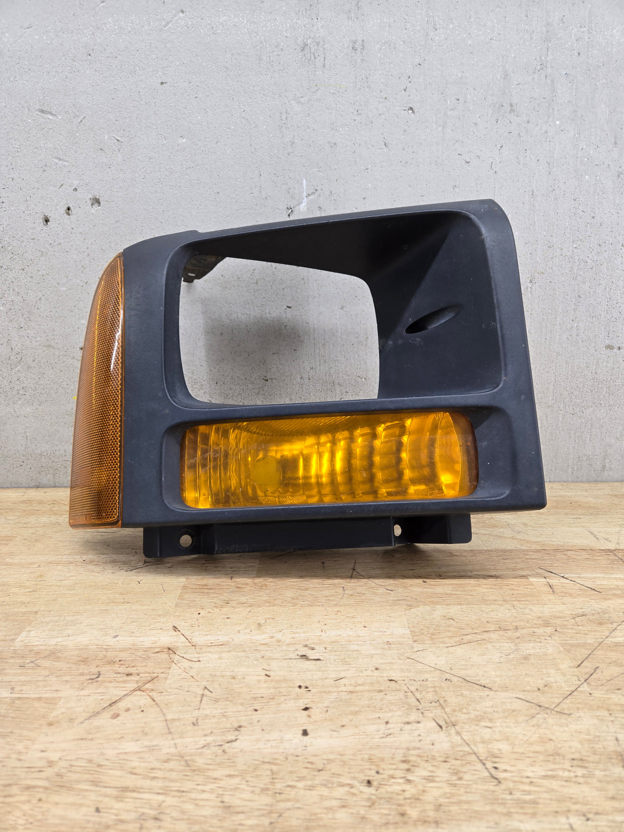 2005-2007 Ford Super Duty F250 F350 F450 F550 RH Right Passenger Headlight Bezel Park Lamp Signal Corner Light 5C34-13B220-A