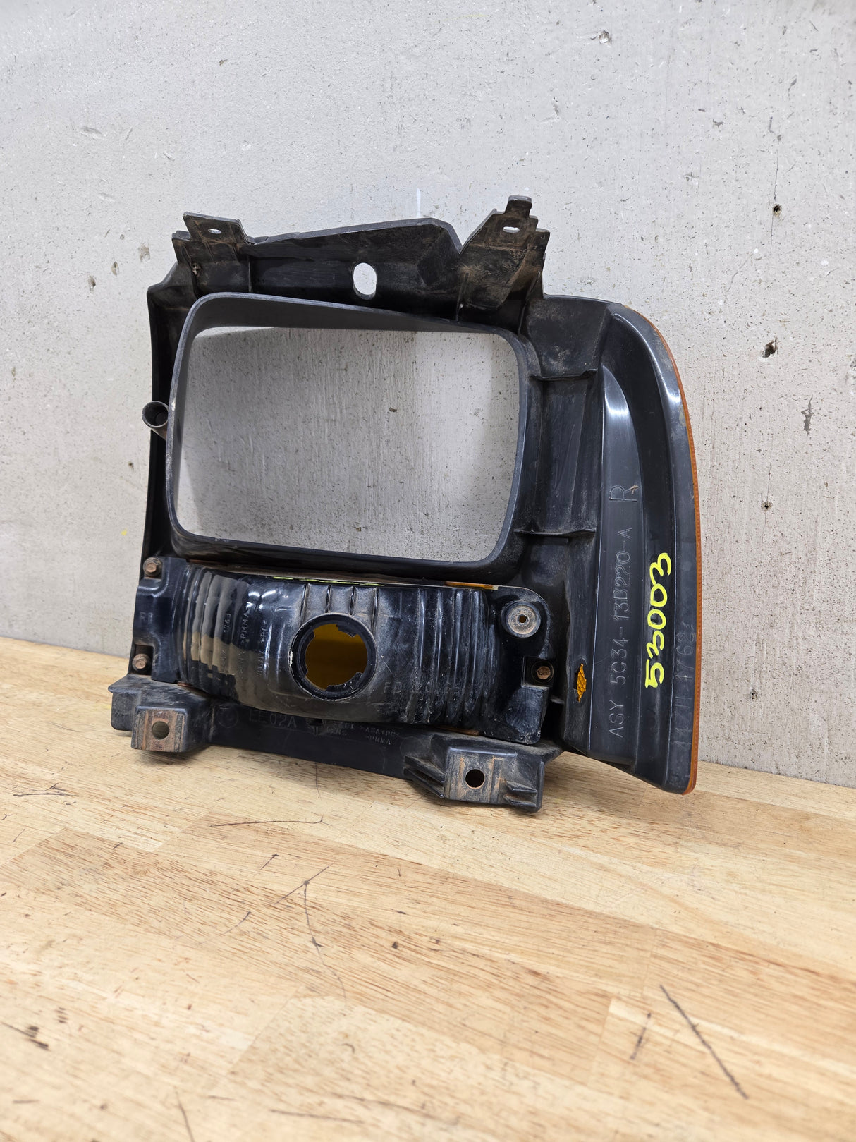 2005-2007 Ford Super Duty F250 F350 F450 F550 RH Right Passenger Headlight Bezel Park Lamp Signal Corner Light 5C34-13B220-A