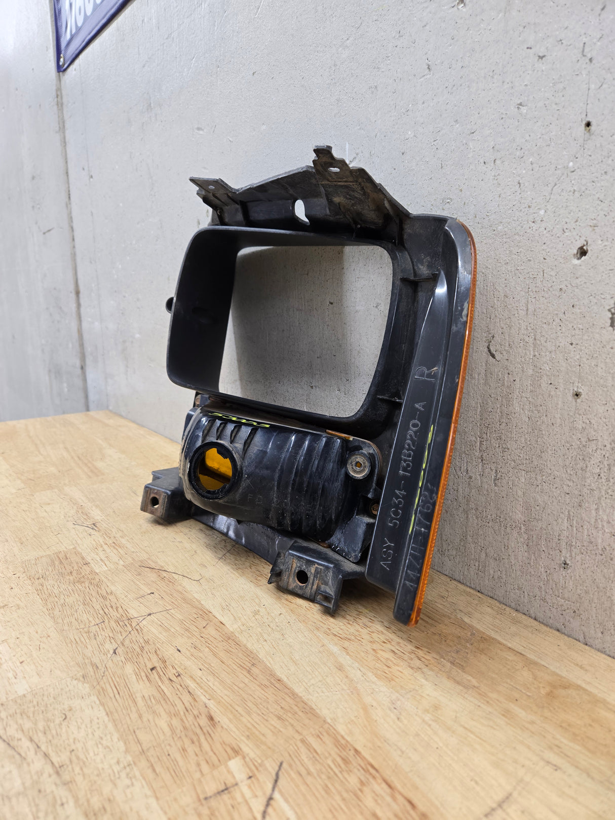 2005-2007 Ford Super Duty F250 F350 F450 F550 RH Right Passenger Headlight Bezel Park Lamp Signal Corner Light 5C34-13B220-A