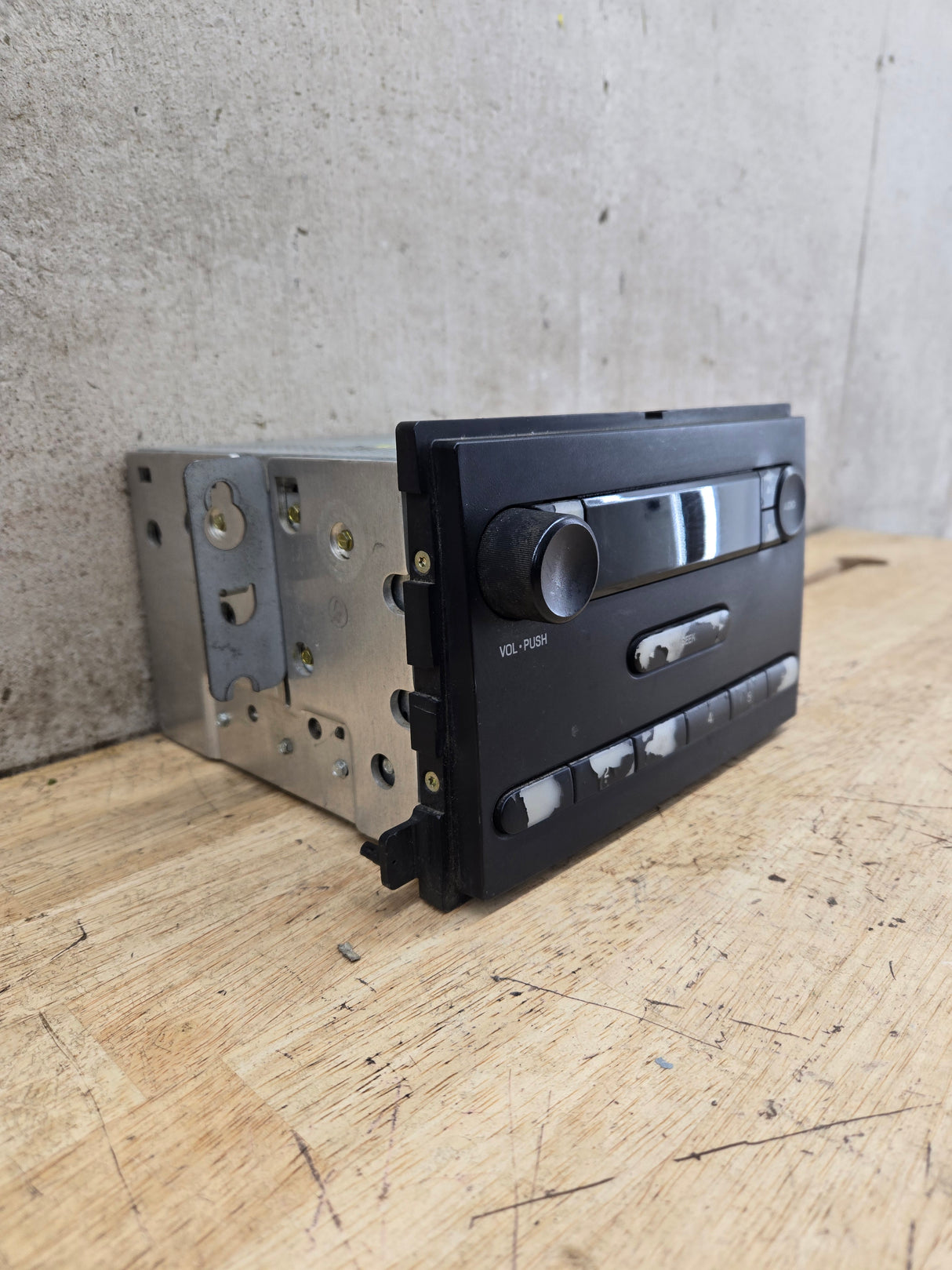 2005-2007 Ford Super Duty F250 F350 F450 F550 Factory Radio Head Unit AM/FM CD OEM 5C3T-18K810-AG