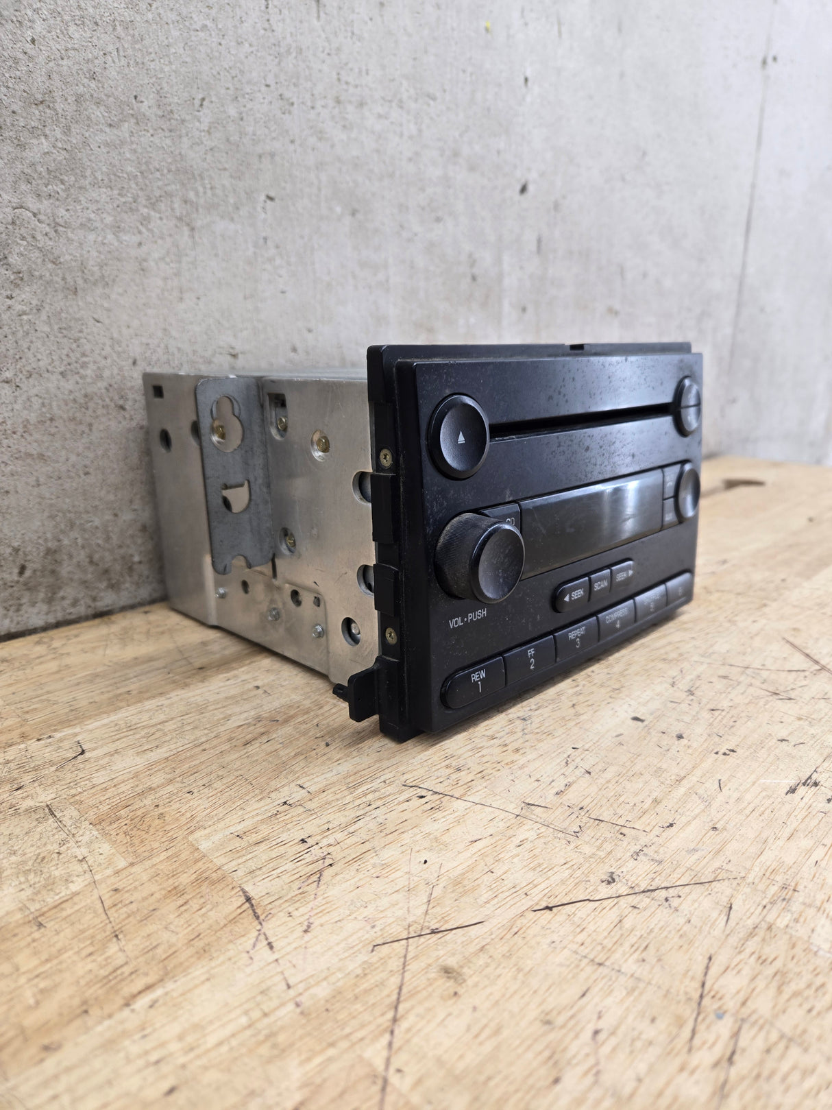 2005-2007 Ford Super Duty F250 F350 F450 F550 Factory Radio Head Unit AM/FM CD OEM 6C3T-18C869-AD