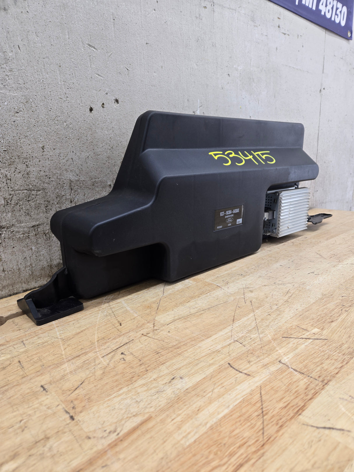 2008-2010 Ford Super Duty F250 F350 Rear Speaker/Subwoofer WITH AMP 9C3T-18C804-AA3GAX OEM