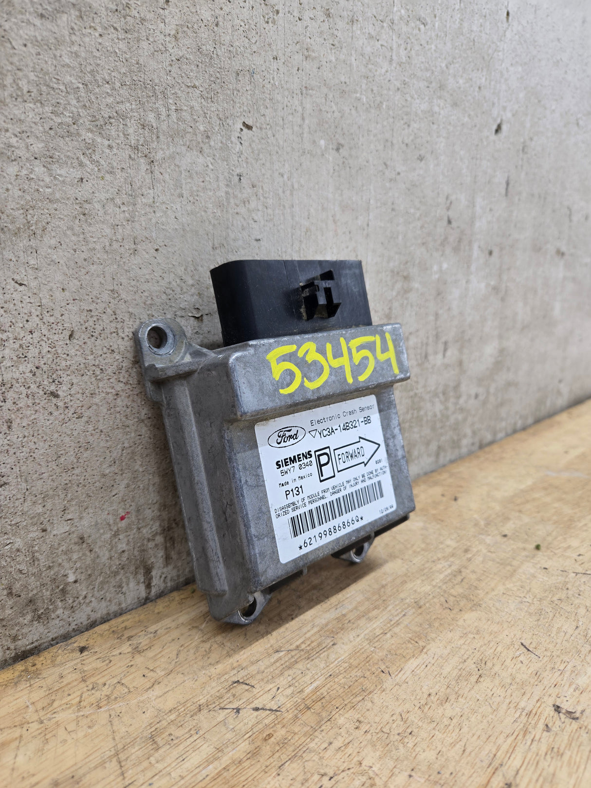 2000 Ford Electronic Crash Sensor Control Module OEM p131 / YC3A-14B321-BB