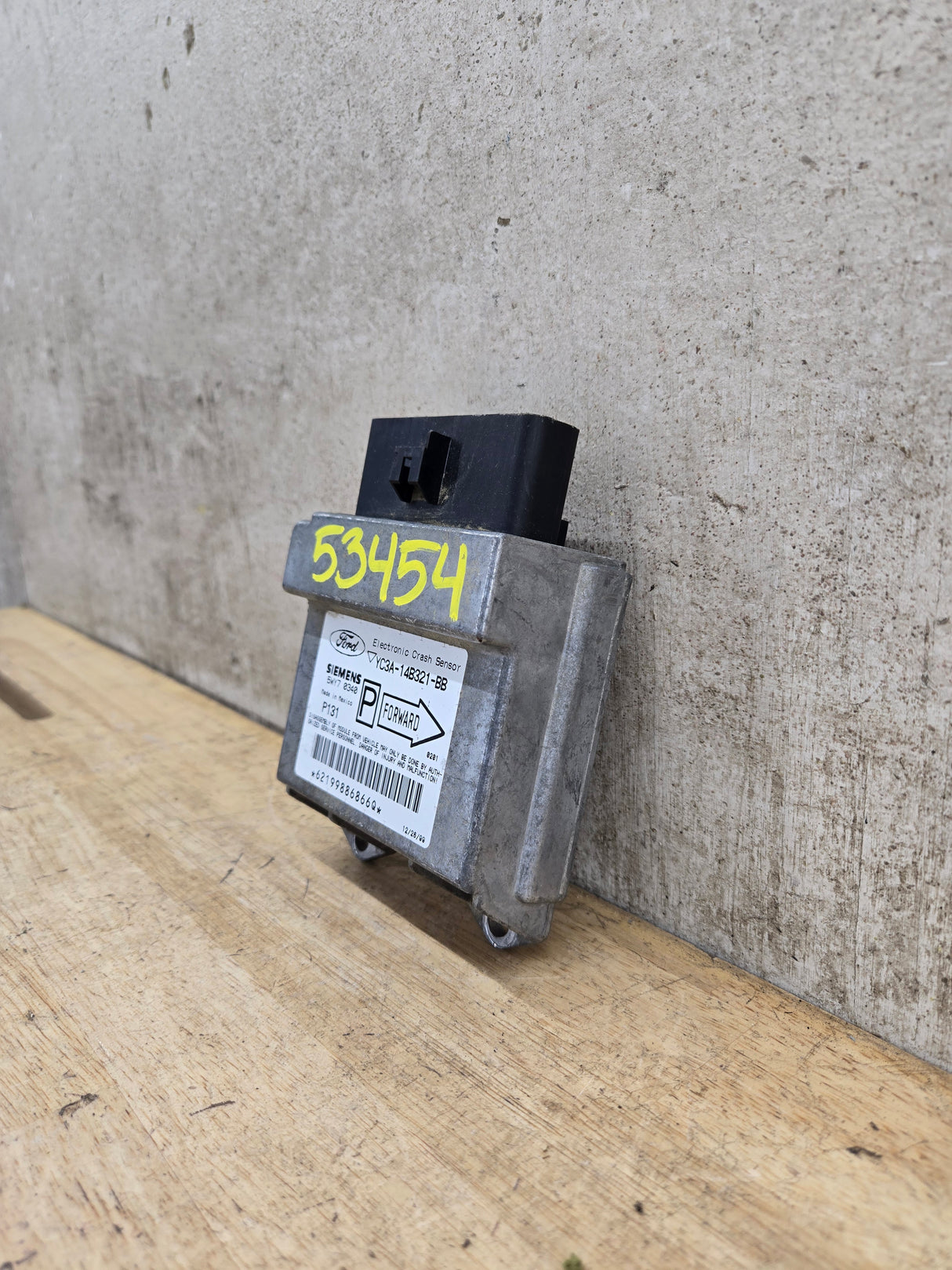 2000 Ford Electronic Crash Sensor Control Module OEM p131 / YC3A-14B321-BB