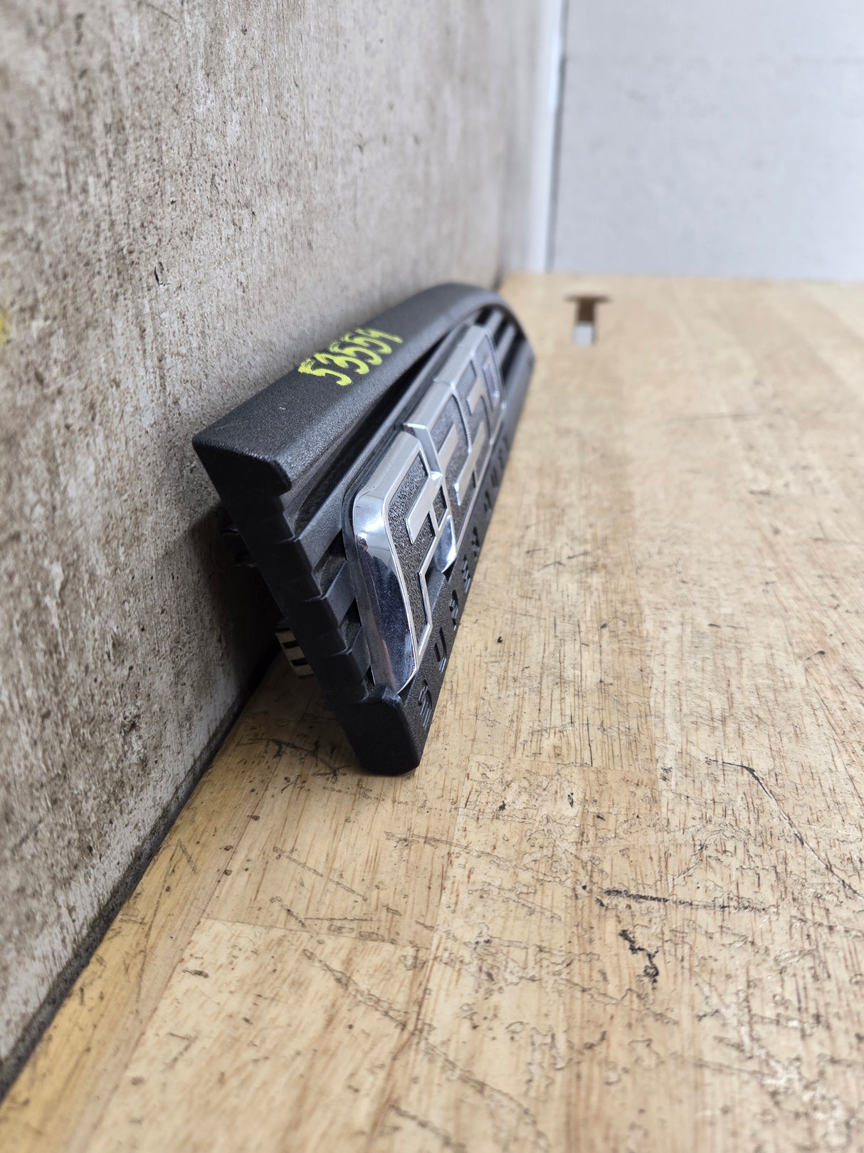 2011-2016 Ford Super Duty F250 Fender Badge Emblem Passenger side RH