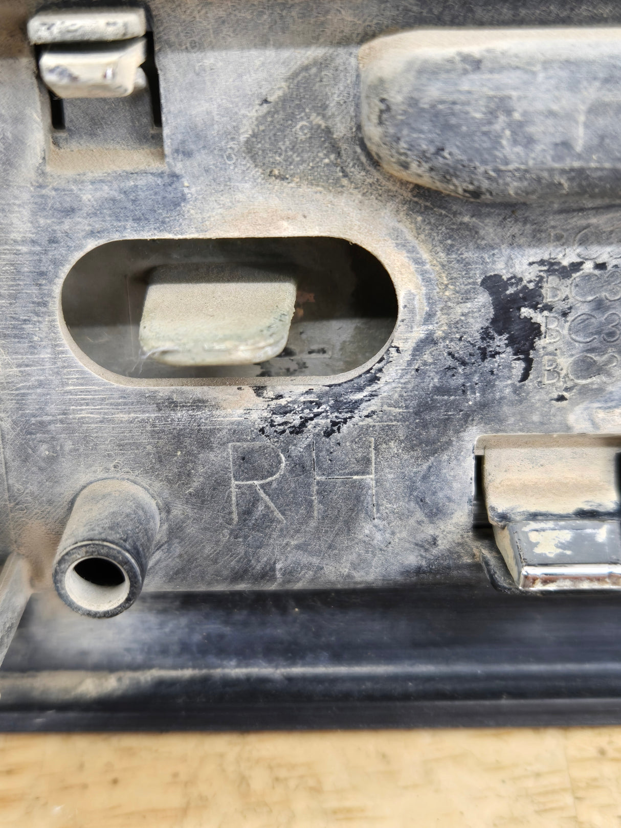 2011-2016 Ford Super Duty F250 Fender Badge Emblem Passenger side RH