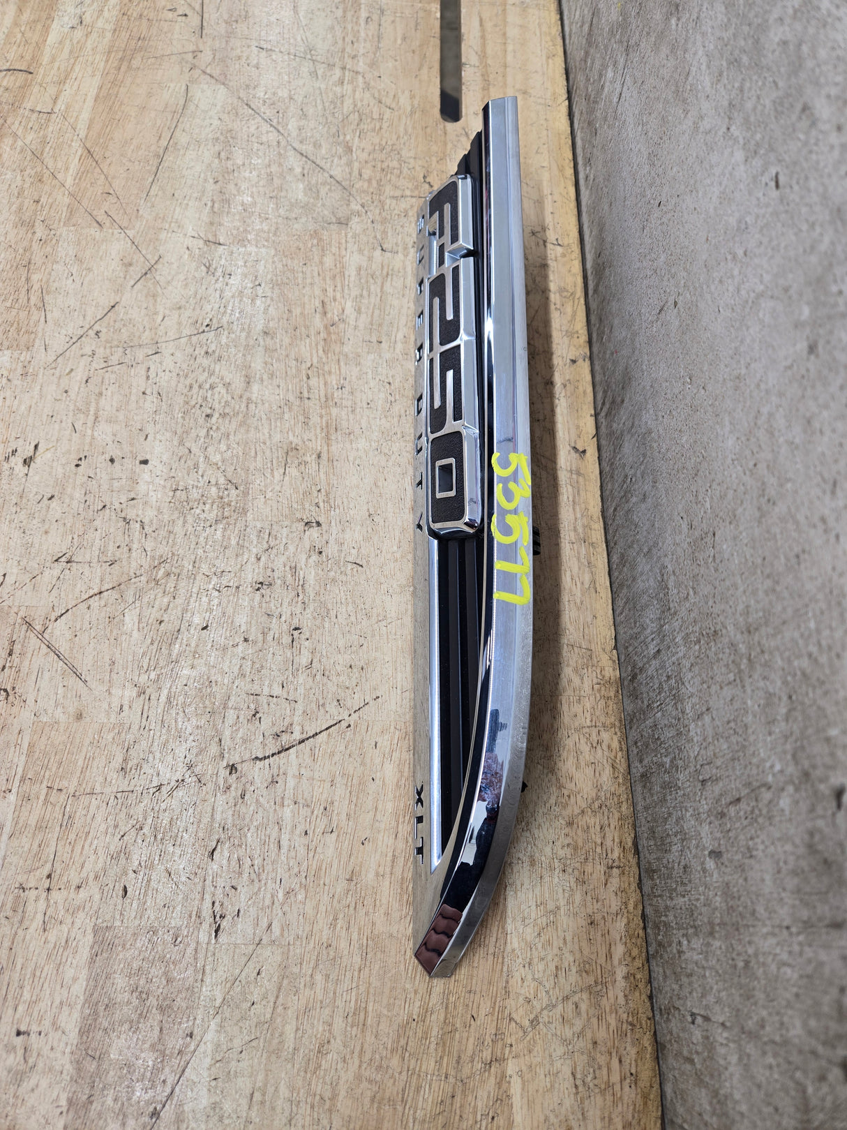 2011-2016 Ford Super Duty F250 Fender Badge Emblem Passenger side RH