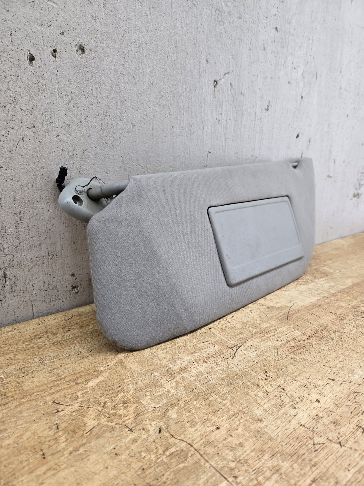 2002-2007 Ford Excursion / Super Duty Driver Side Sun Visor With Light F250 F350 F450 F550 LH