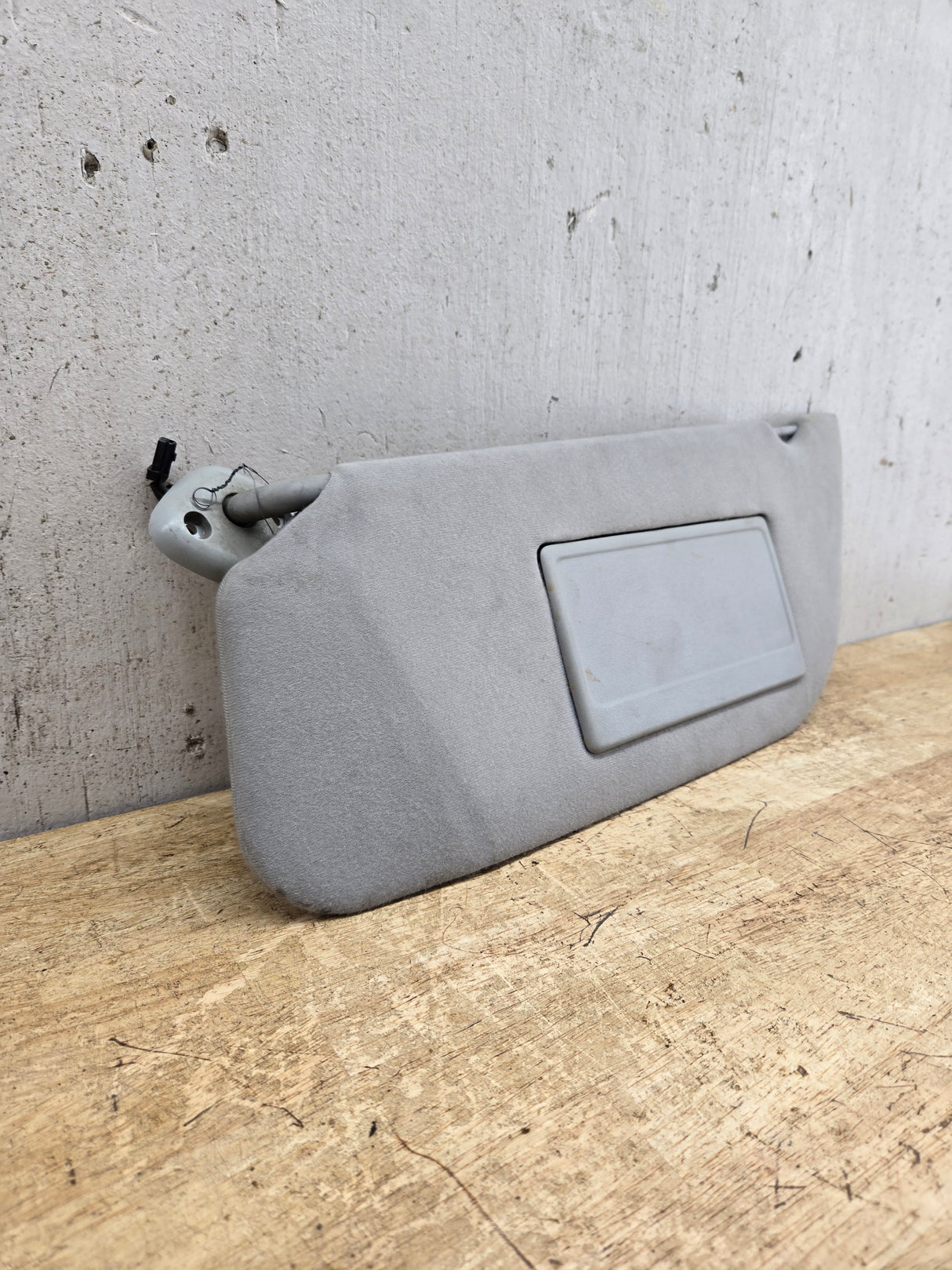 2002-2007 Ford Excursion / Super Duty Driver Side Sun Visor With Light F250 F350 F450 F550 LH