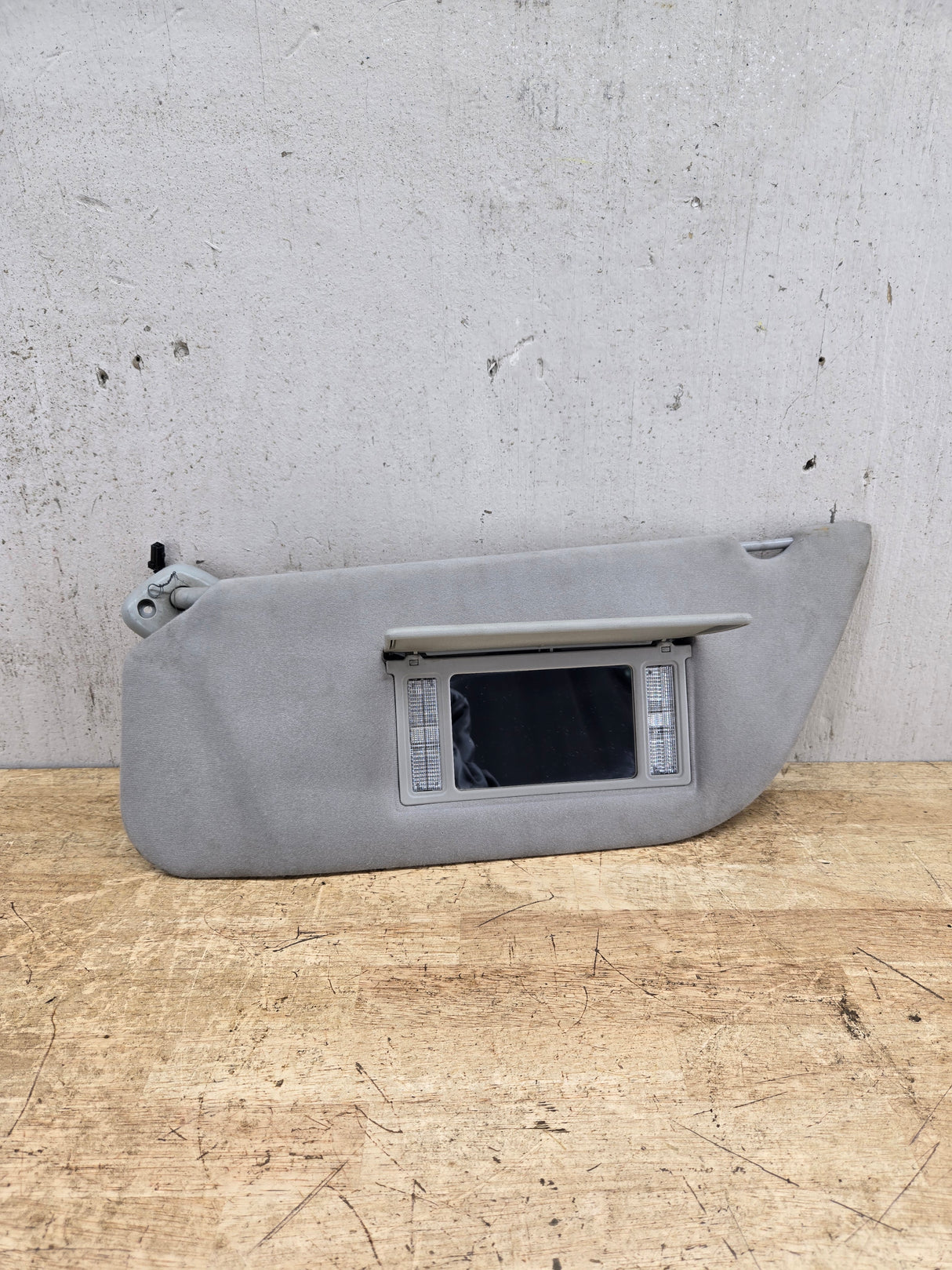 2002-2007 Ford Excursion / Super Duty Driver Side Sun Visor With Light F250 F350 F450 F550 LH