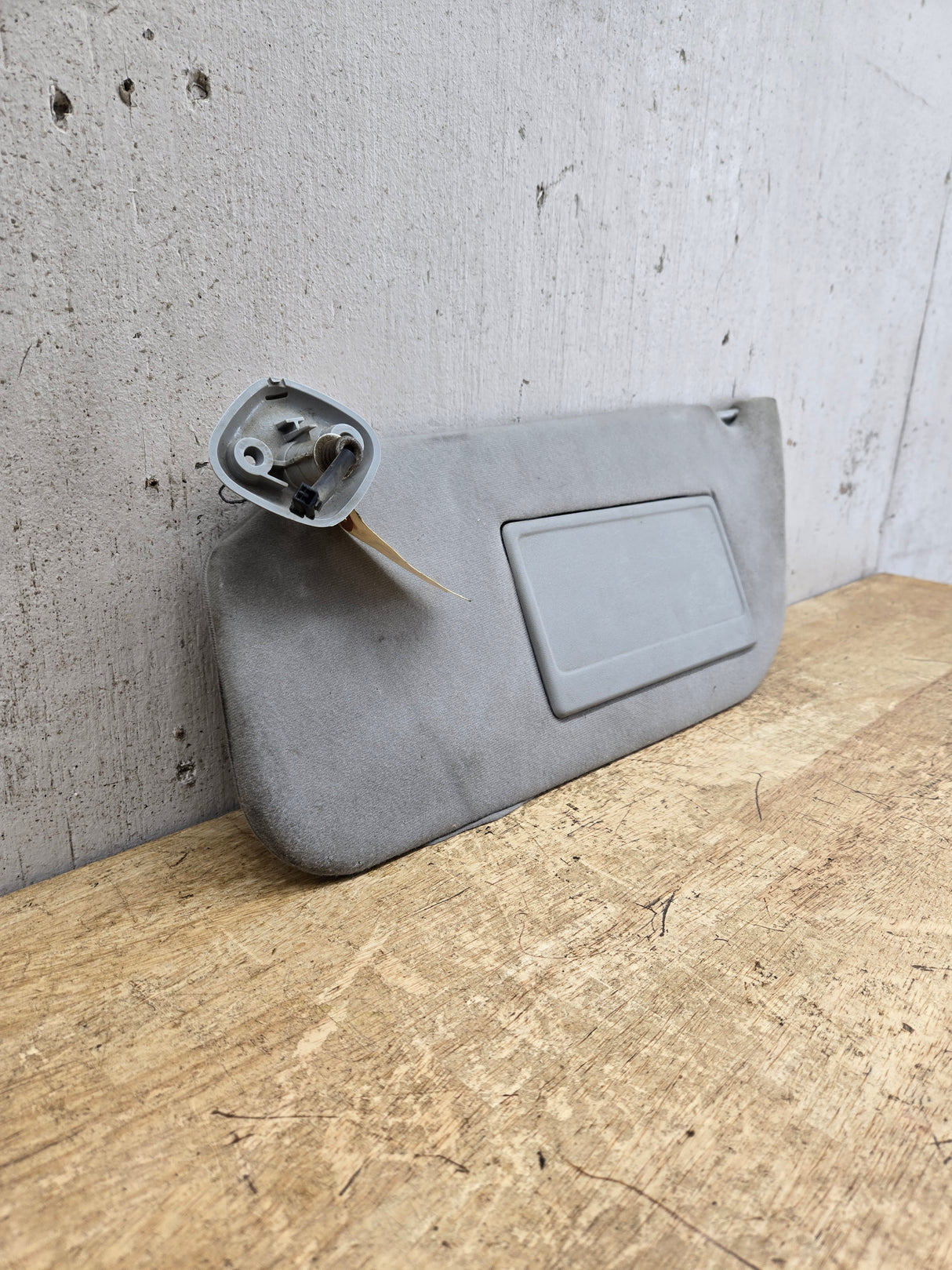 2002-2007 Ford Excursion / Super Duty Driver Side Sun Visor With Light F250 F350 F450 F550 LH