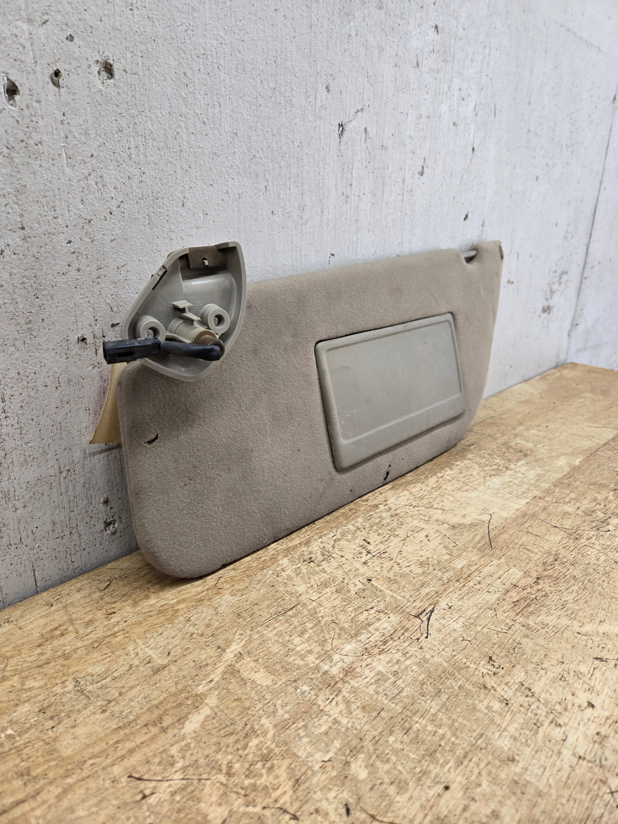 2002-2007 Ford Excursion / Super Duty Driver Side Sun Visor With Light F250 F350 F450 F550 LH