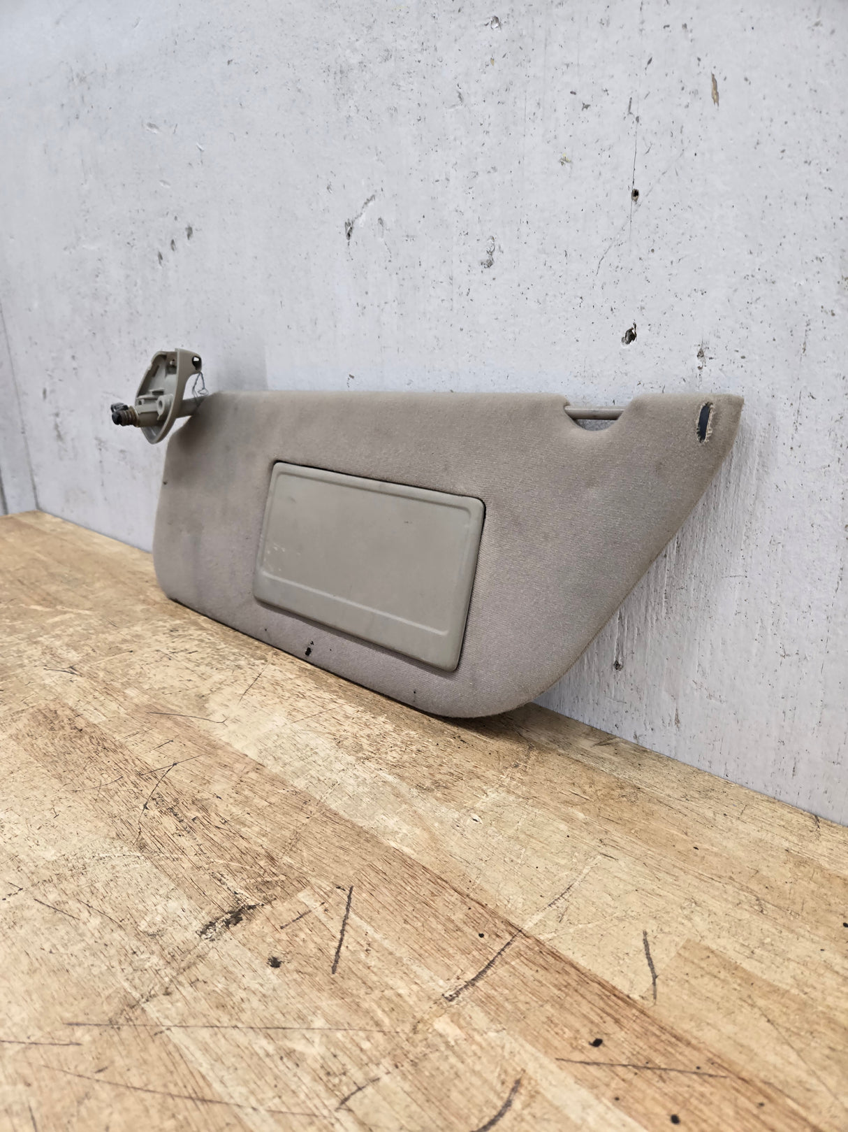 2002-2007 Ford Excursion / Super Duty Driver Side Sun Visor With Light F250 F350 F450 F550 LH