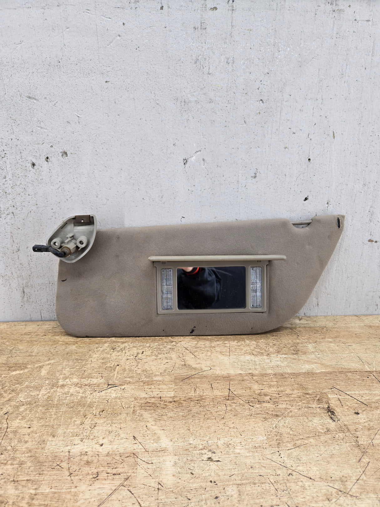 2002-2007 Ford Excursion / Super Duty Driver Side Sun Visor With Light F250 F350 F450 F550 LH