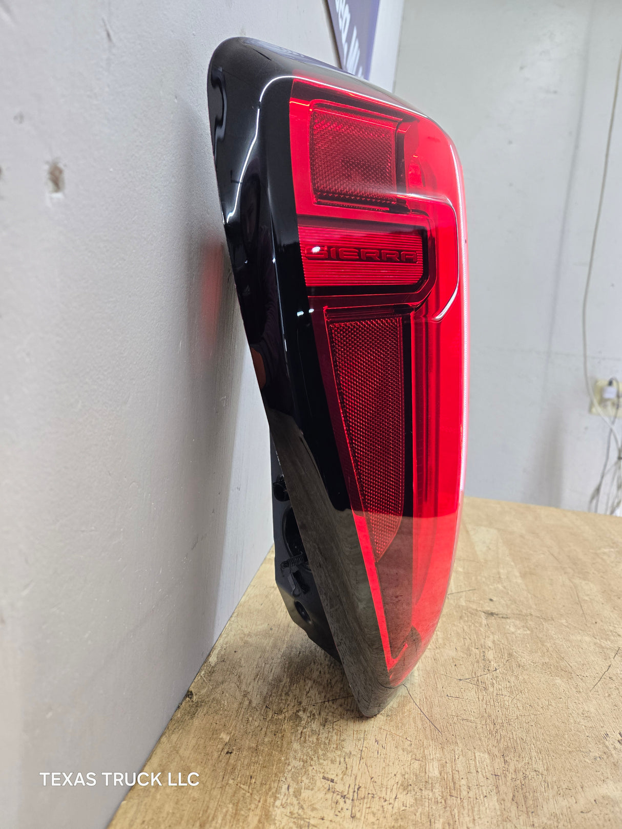 2019-2023 GMC Sierra 1500 2500 3500 HD LH Driver Side Tail Light 85105348