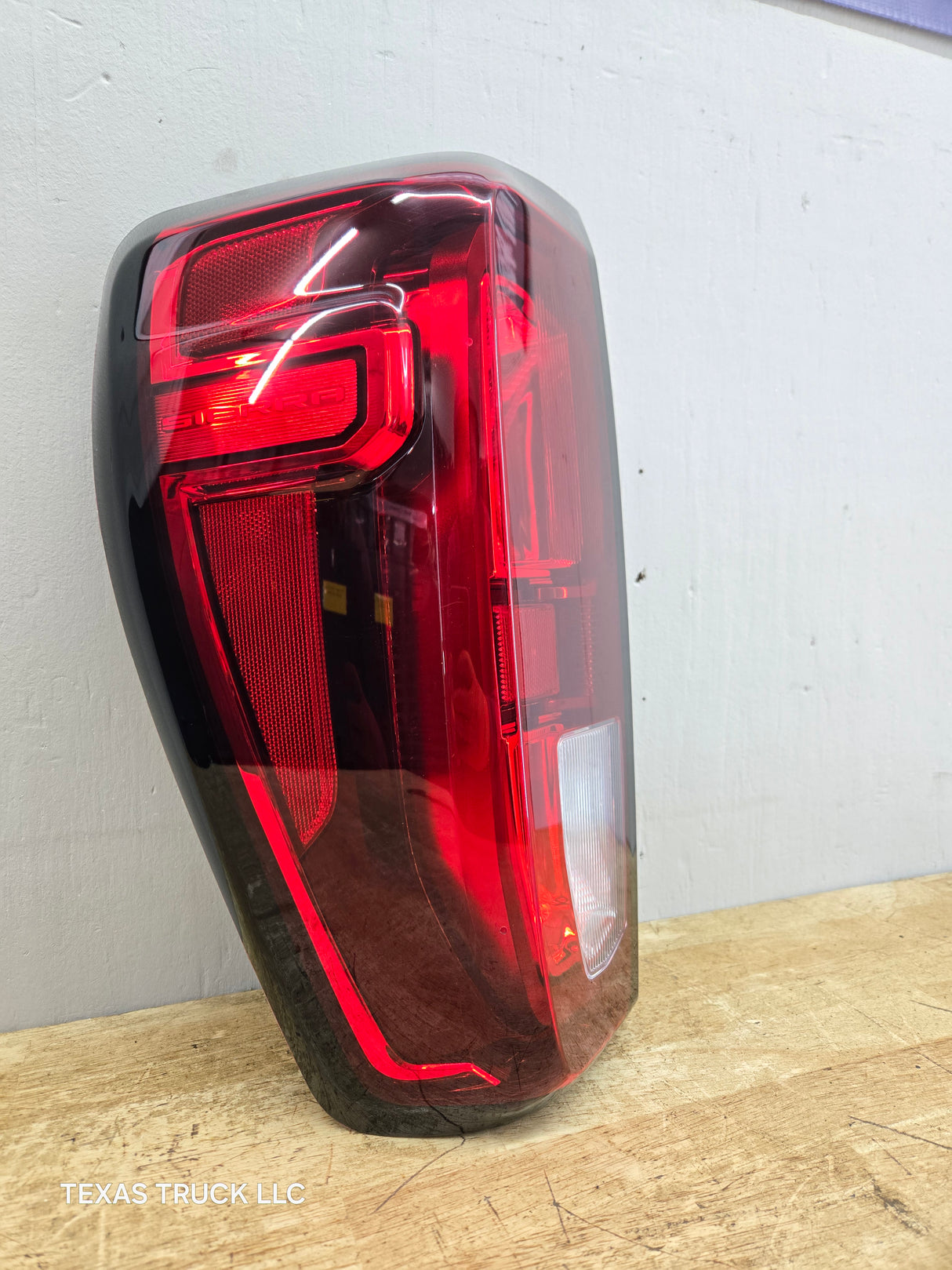 2019-2023 GMC Sierra 1500 2500 3500 HD LH Driver Side Tail Light 85105348