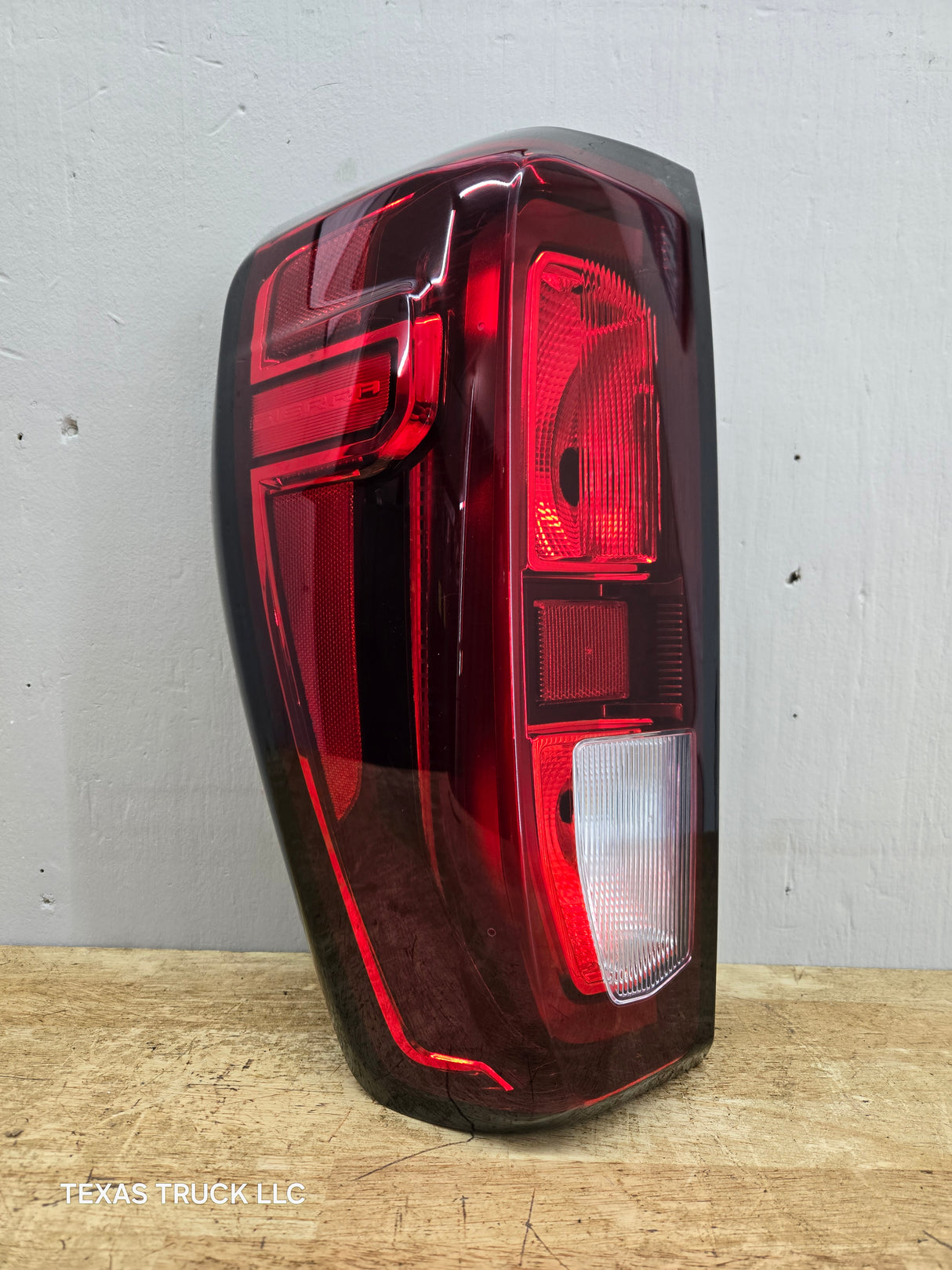 2019-2023 GMC Sierra 1500 2500 3500 HD LH Driver Side Tail Light 85105348