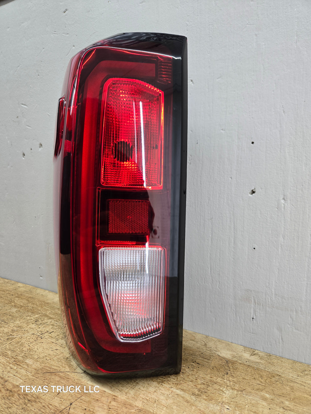 2019-2023 GMC Sierra 1500 2500 3500 HD LH Driver Side Tail Light 85105348