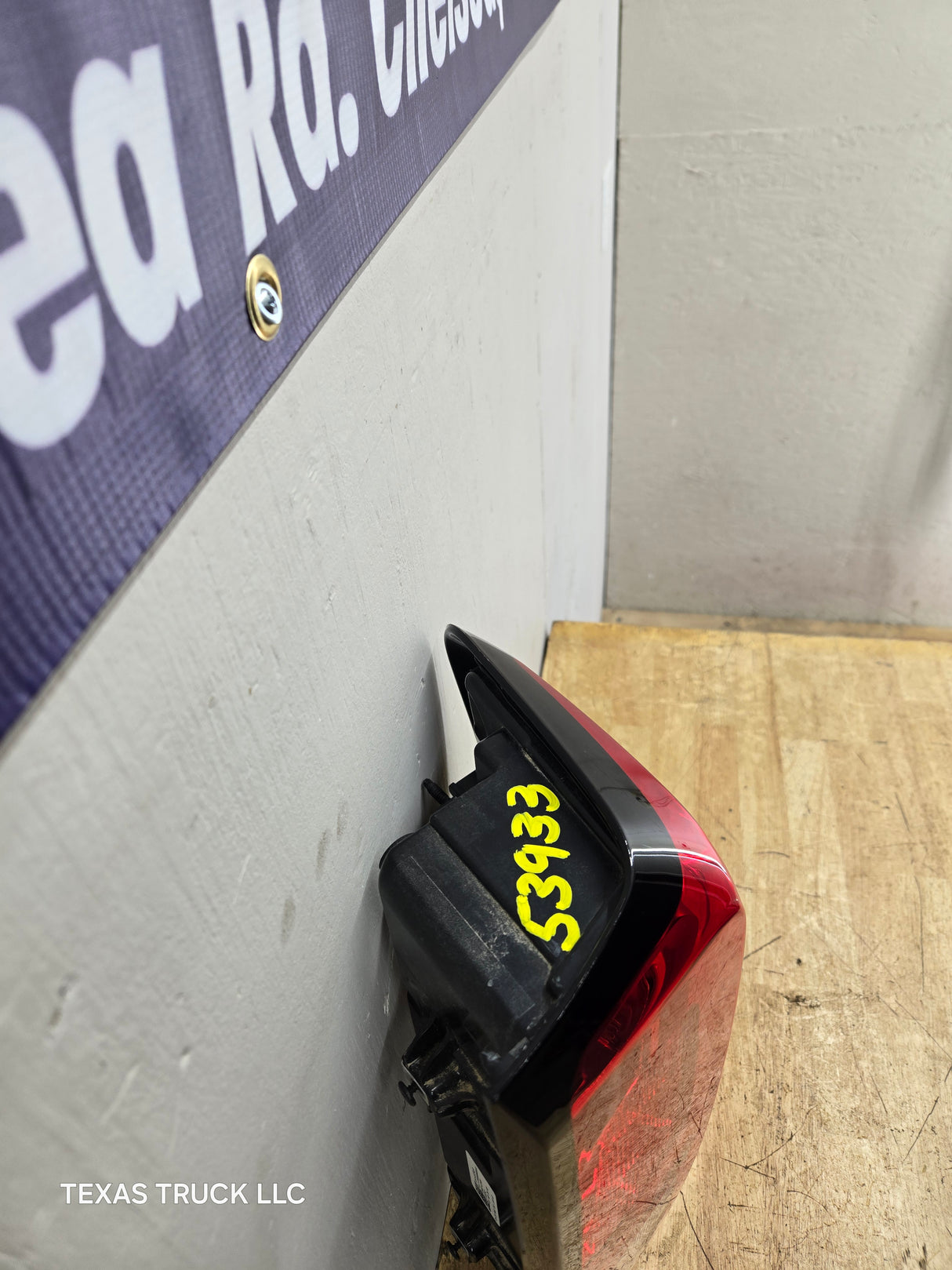 2019-2023 GMC Sierra 1500 2500 3500 HD RH Passenger Side Tail Light 85105349