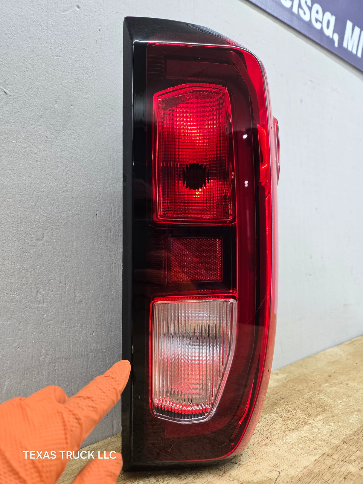 2019-2023 GMC Sierra 1500 2500 3500 HD RH Passenger Side Tail Light 85105349