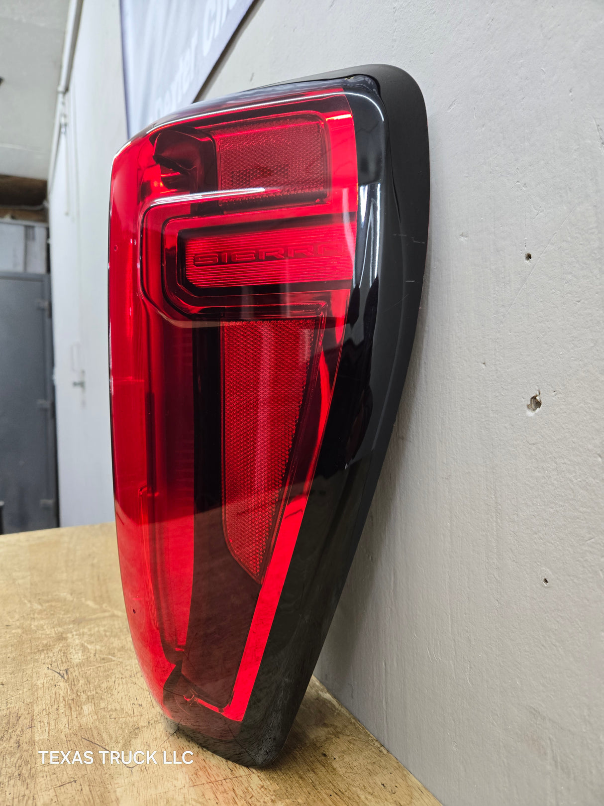 2019-2023 GMC Sierra 1500 2500 3500 HD RH Passenger Side Tail Light 85105349