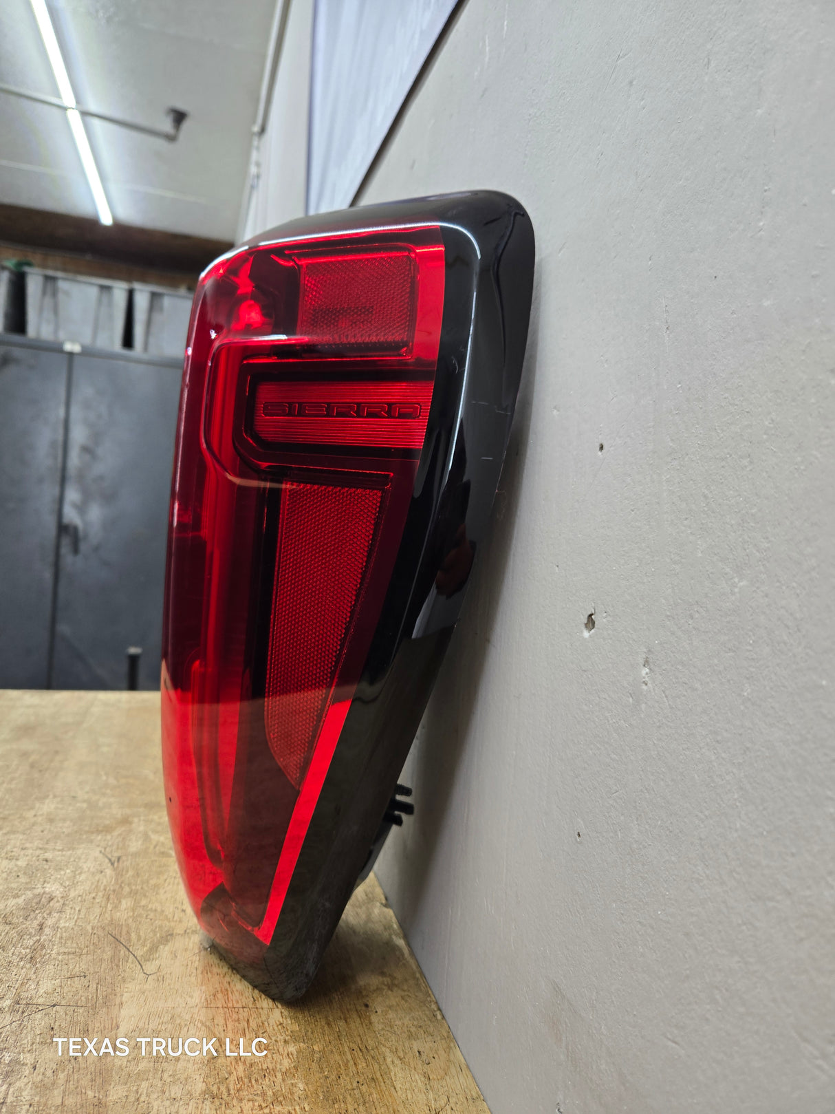 2019-2023 GMC Sierra 1500 2500 3500 HD RH Passenger Side Tail Light 85105349