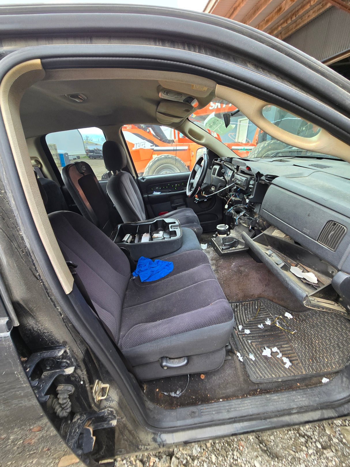 2004 Dodge Ram 1500 Crew Cab Short Bed 3rd gen - FULL PART OUT