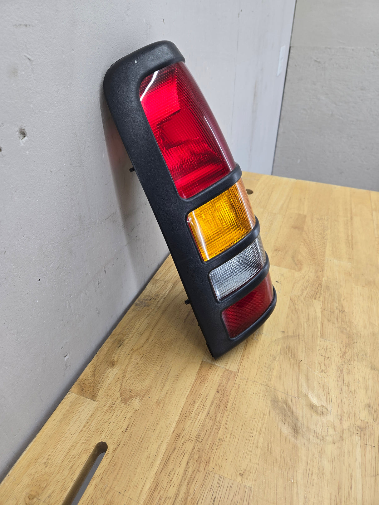 1999-2007 GMC Sierra 1500 2500 3500 LH Drivers side Tail Light 11-6082-00-1A